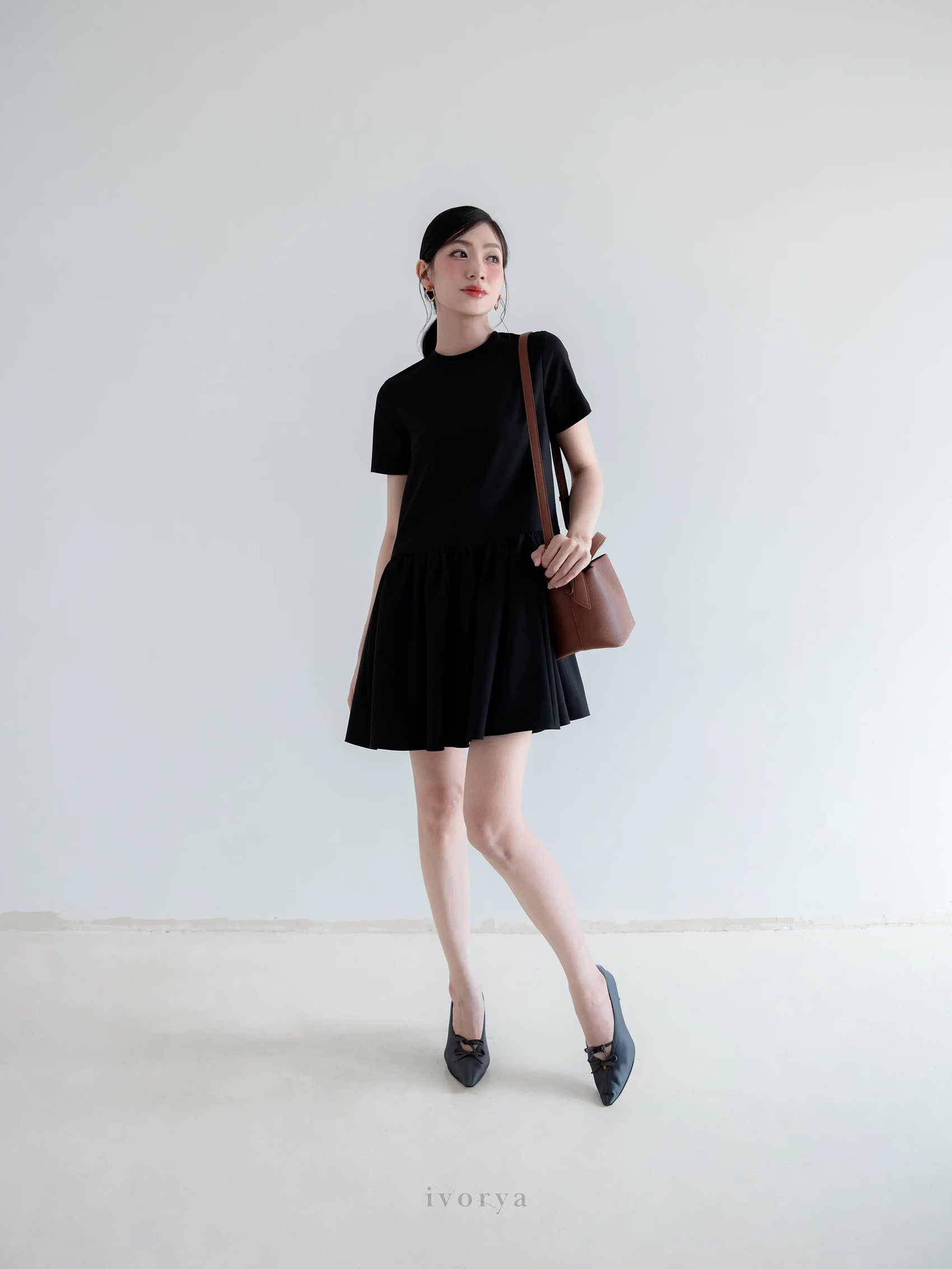 Đầm mini cổ tròn màu đen, tay ngắn và bèo lai nhún nhẹ - YD9861