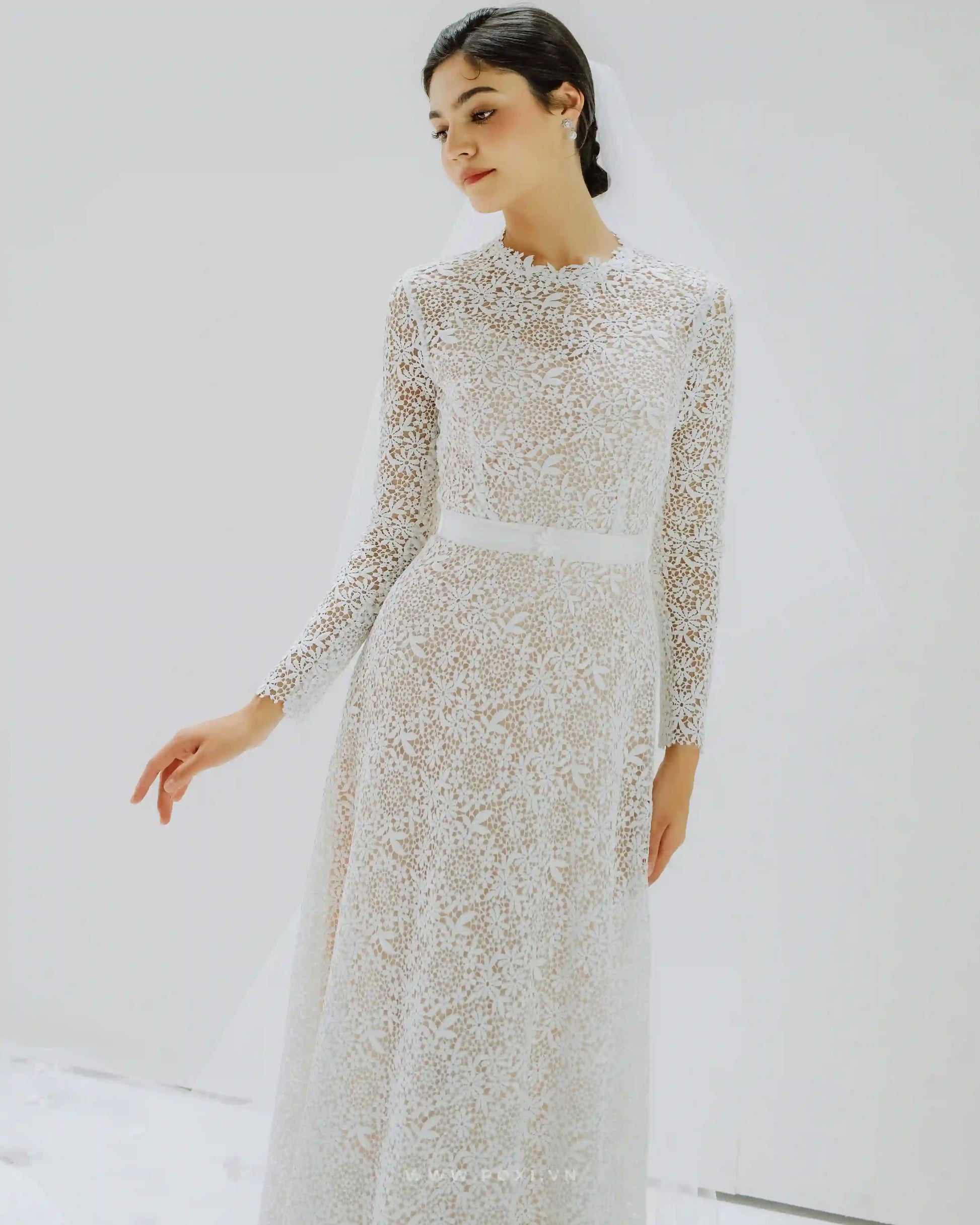 Made-to-order elegant lace wedding dress with crew neck and long sleeve - D1243 - POXI