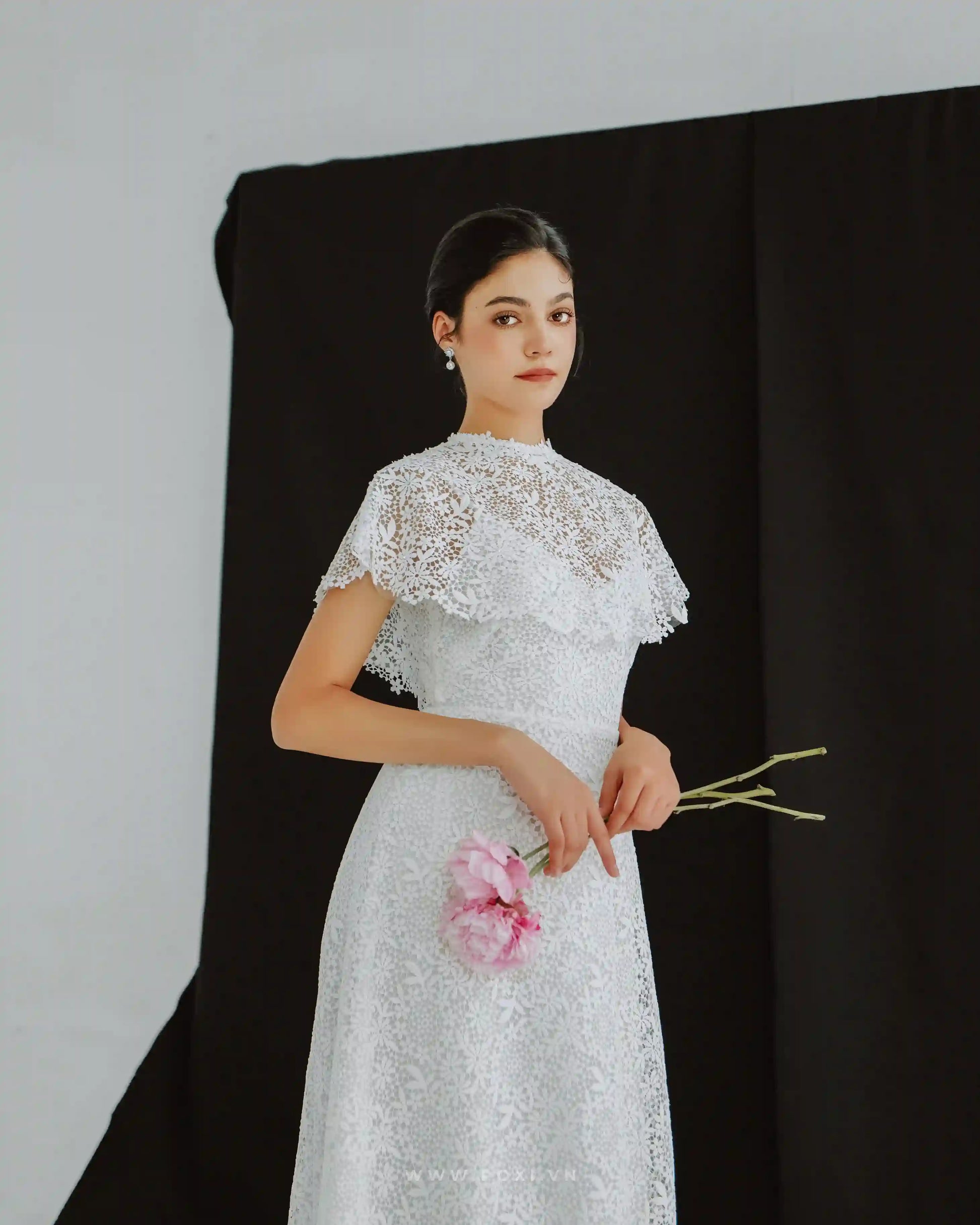 Made-to-order elegant lace wedding dress with V-neck and cape detachable - D1403 - POXI