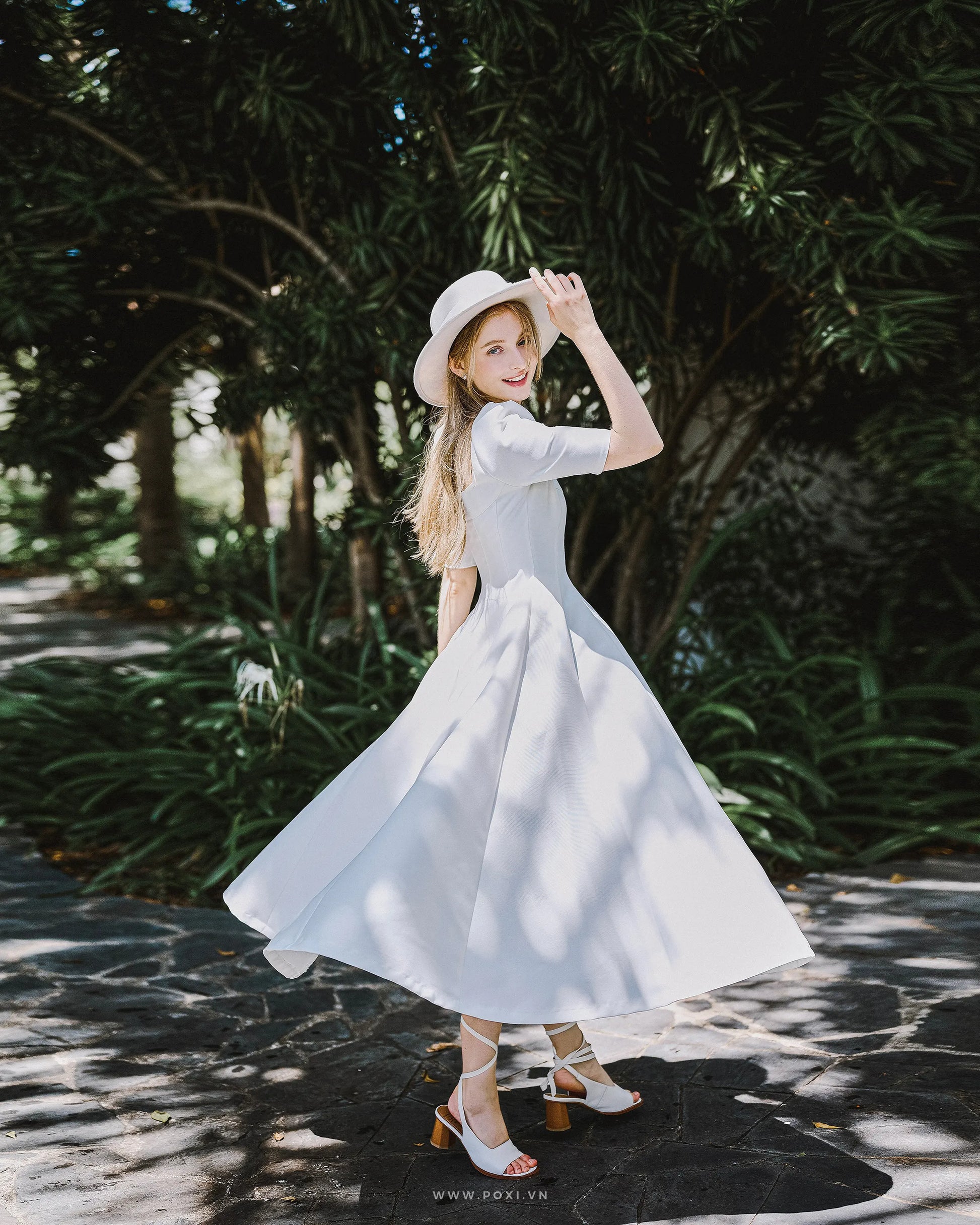 Simple party dress with gentle off-white color and fluttering flared skirt - D1680B - POXI