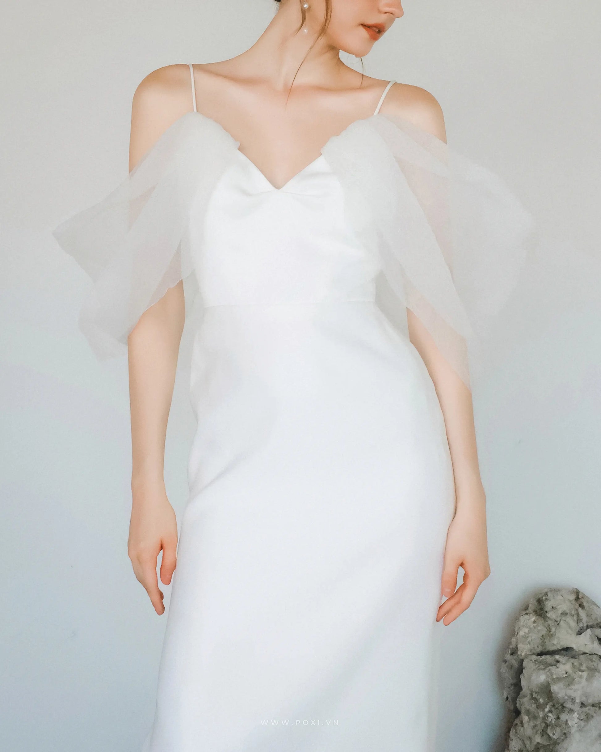 Đầm hai dây cổ V nhún cách điệu, váy Aline ôm hông nhẹ - D1825 Regular