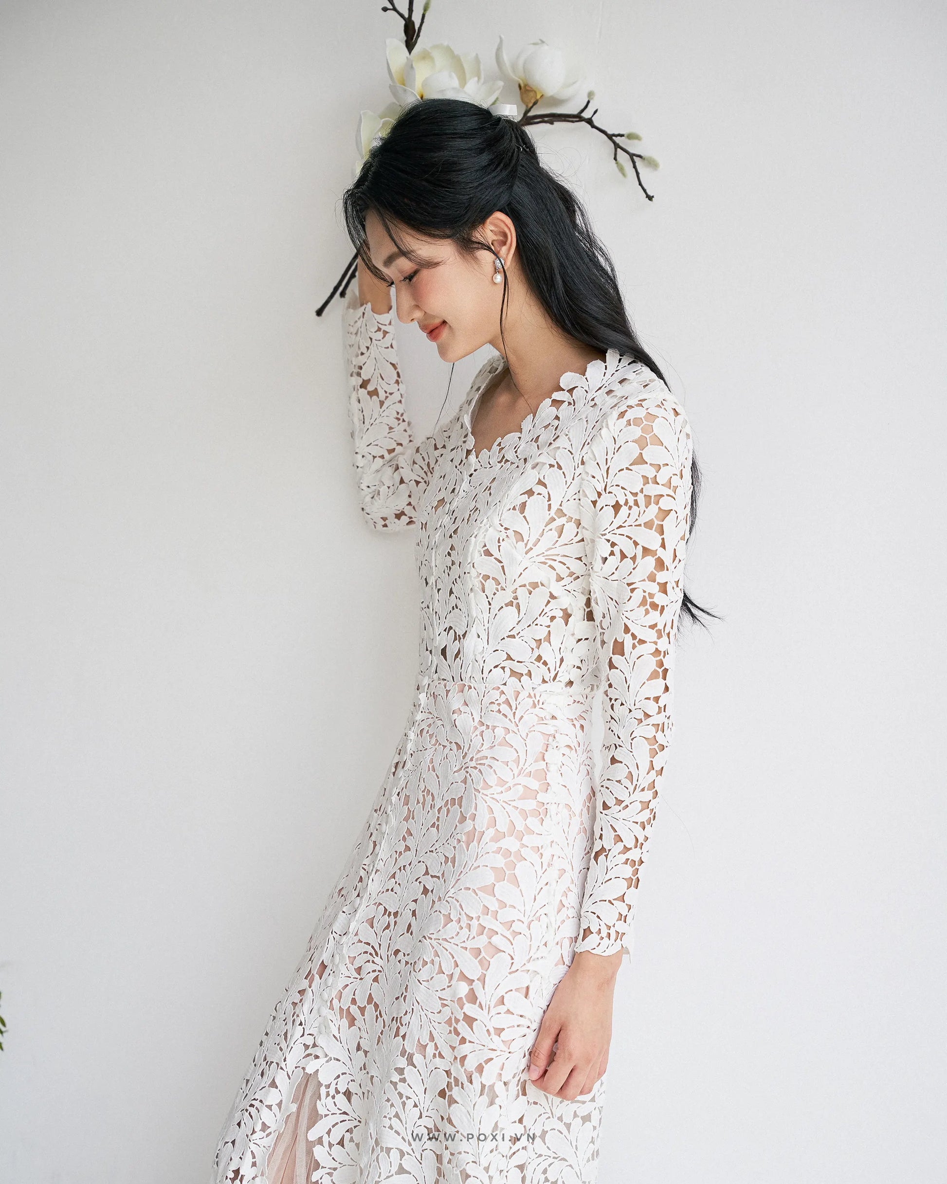 Đầm ren cổ V tay dài xẻ tà trước - D1142