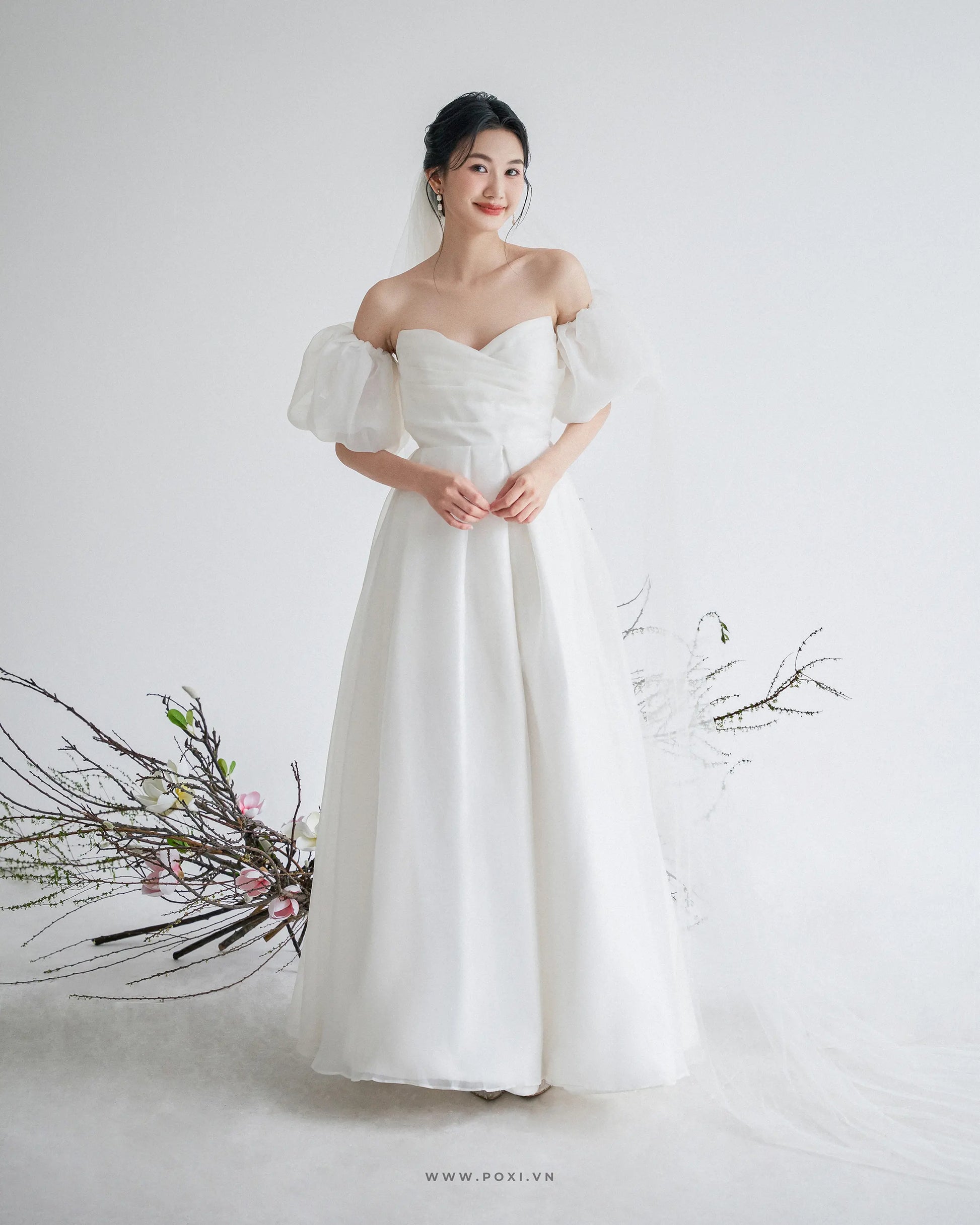 Đầm cúp ngực xếp nếp thân trên, tay áo phồng và váy xòe xẻ tà trước - D1774