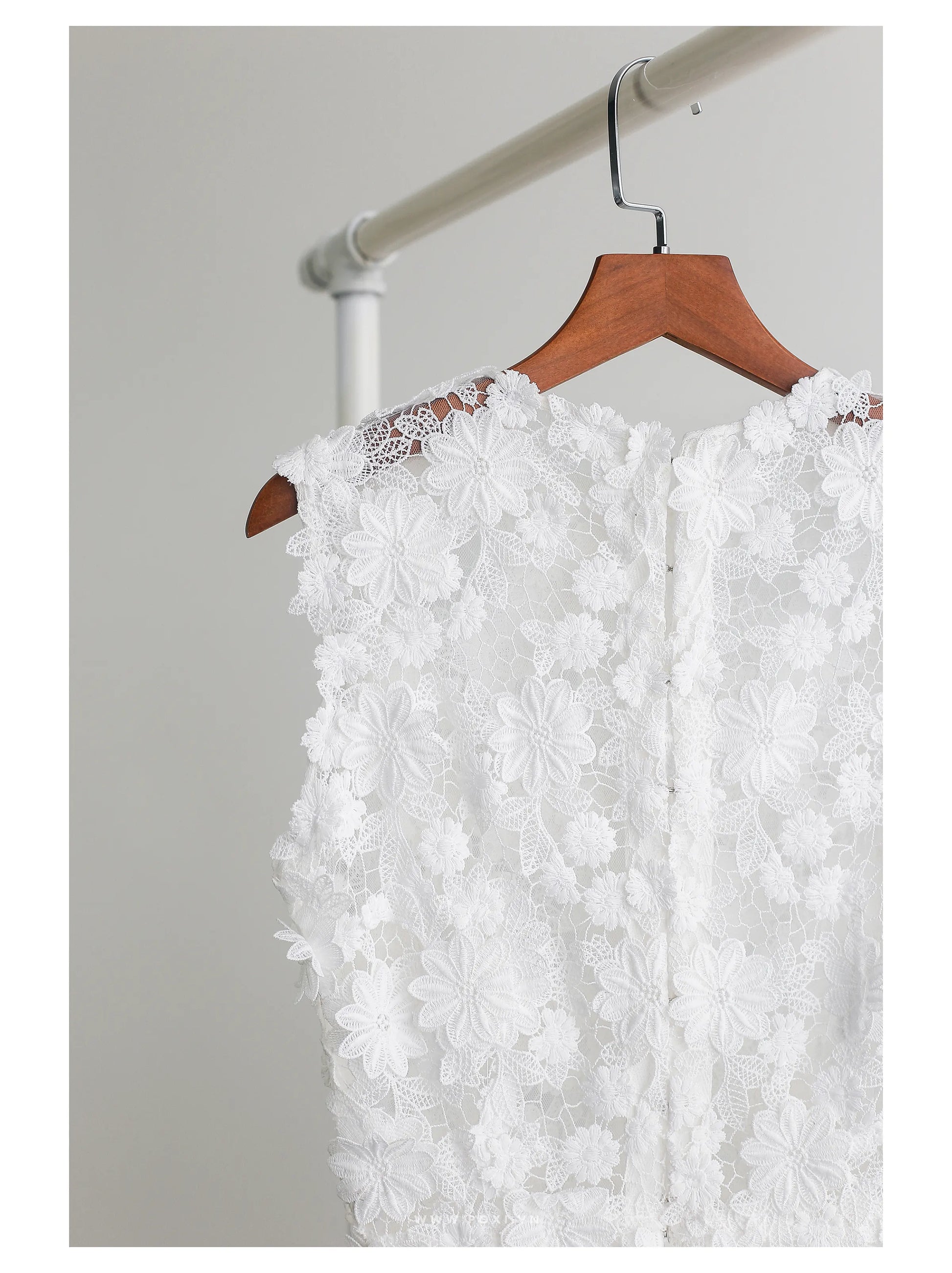 Đầm ren cổ tròn không tay, váy A line xòe nhẹ - F2