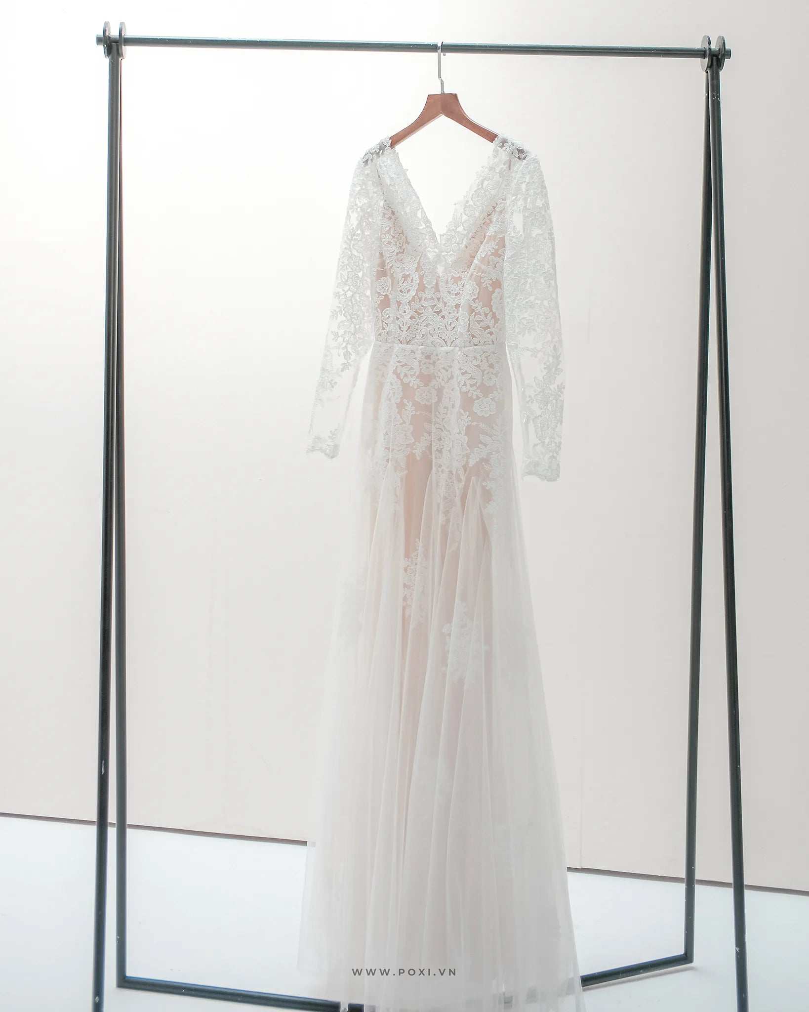 Made-to-order Mermaid lace wedding dress with V-neck and long sleeve - D1782 - POXI