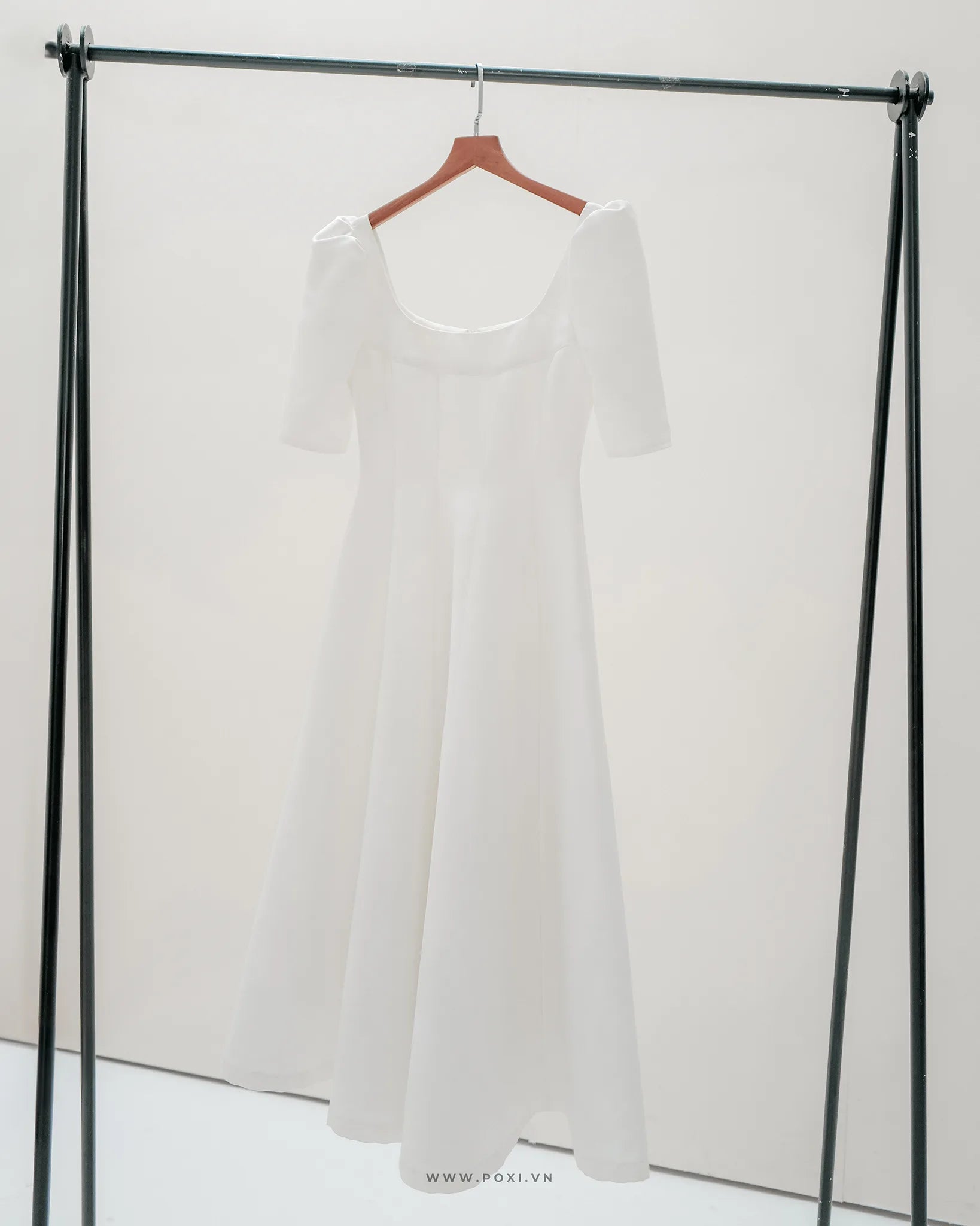 Simple party dress with gentle off-white color and fluttering flared skirt - D1680B - POXI