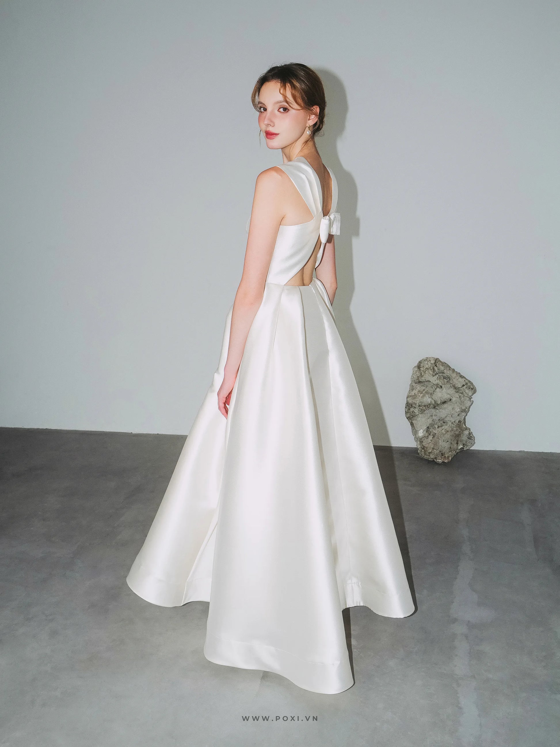 Đầm cổ tròn không tay cut-out lưng sau - D1910 Regular