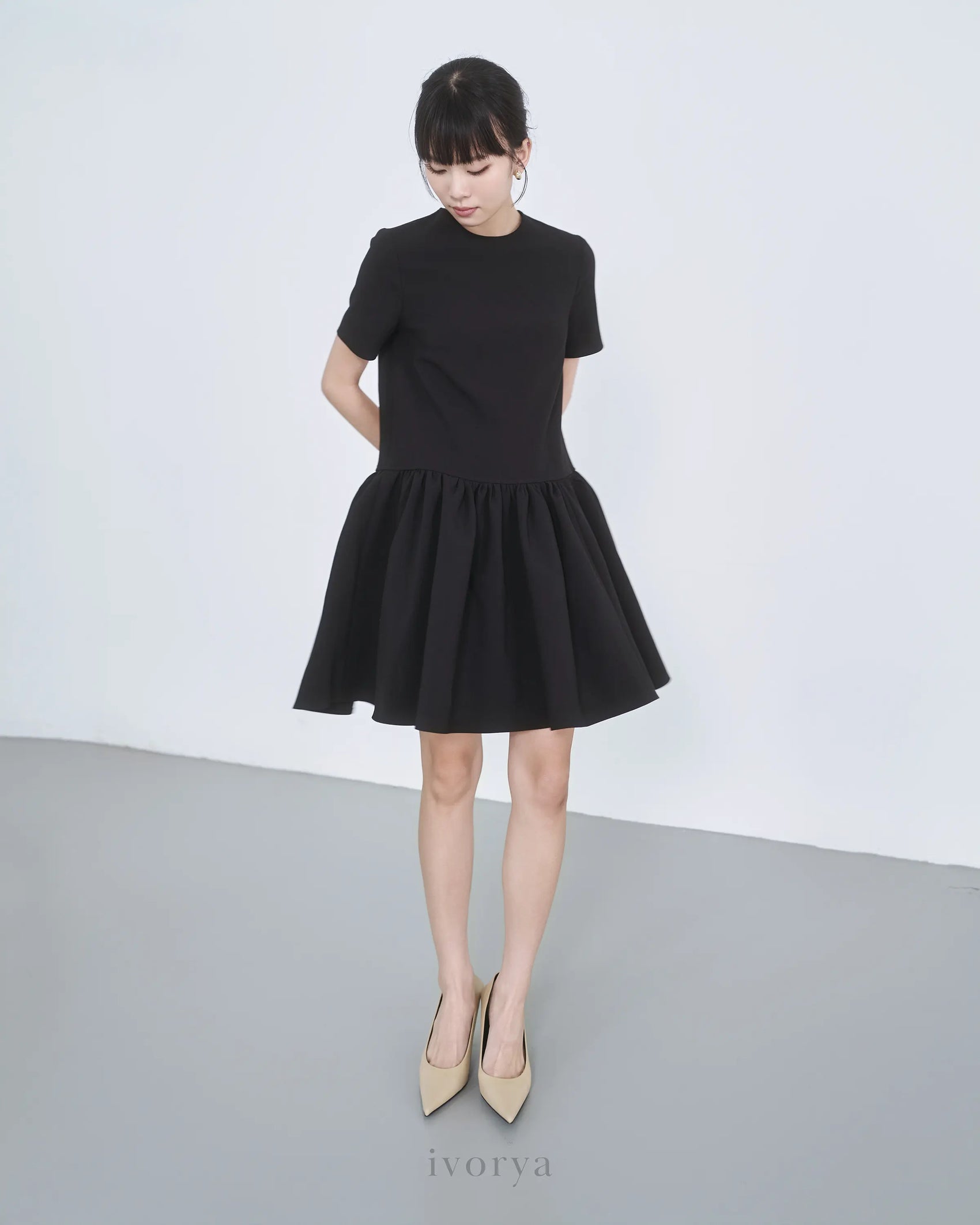 Đầm mini cổ tròn màu đen, tay ngắn và bèo lai nhún nhẹ - YD9861