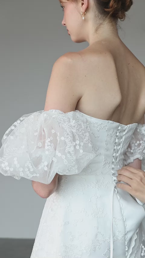 Đầm ren cúp ngực xẻ V phối tay áo phồng - D1866B