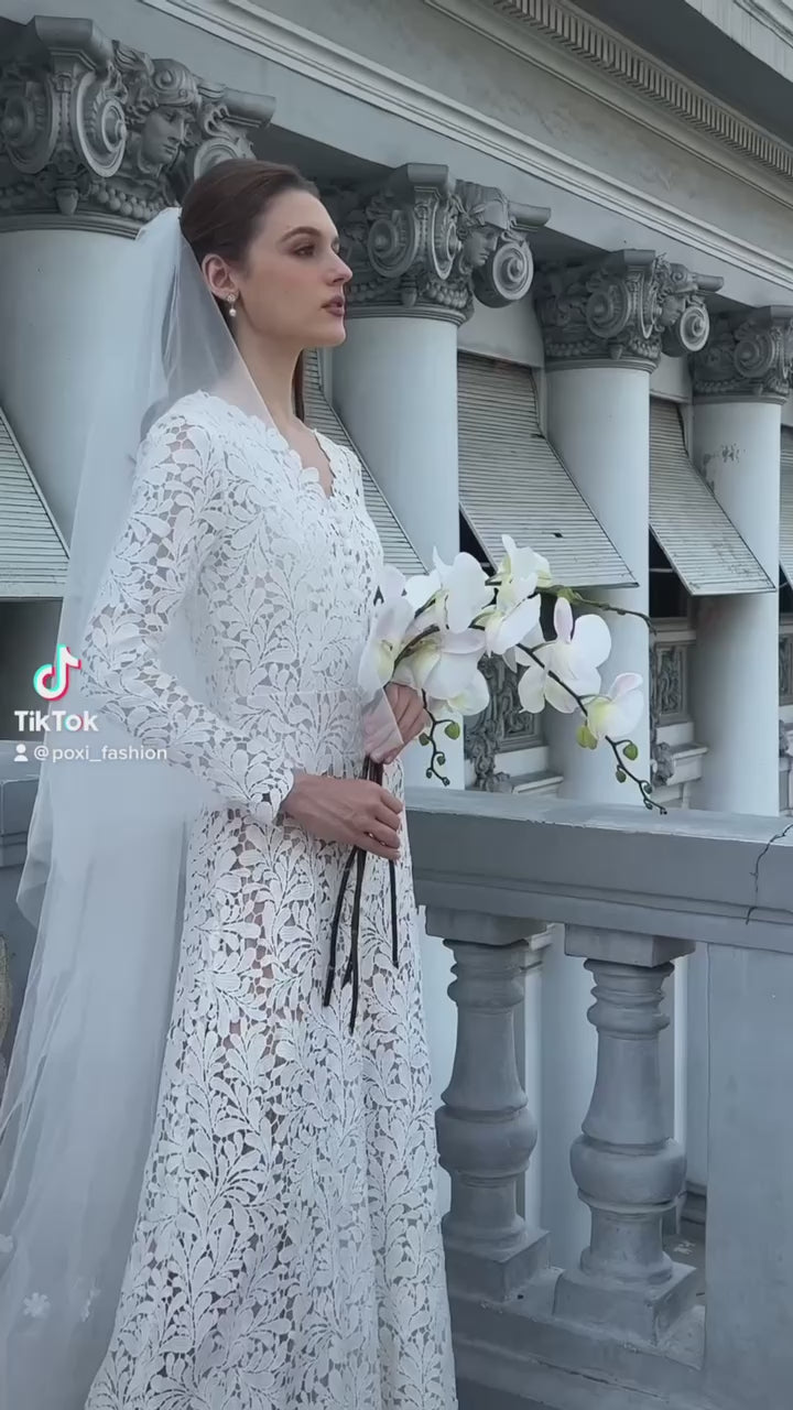 Đầm ren cổ V tay dài xẻ tà trước - D1142
