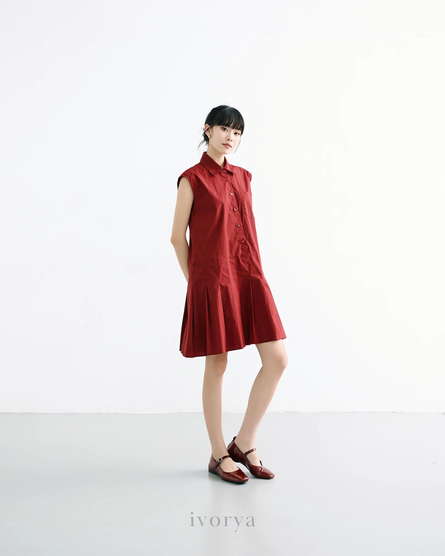 Đầm sơ mi nữ xếp ly ngắn trên gối màu đỏ đô, không tay - YD9957C