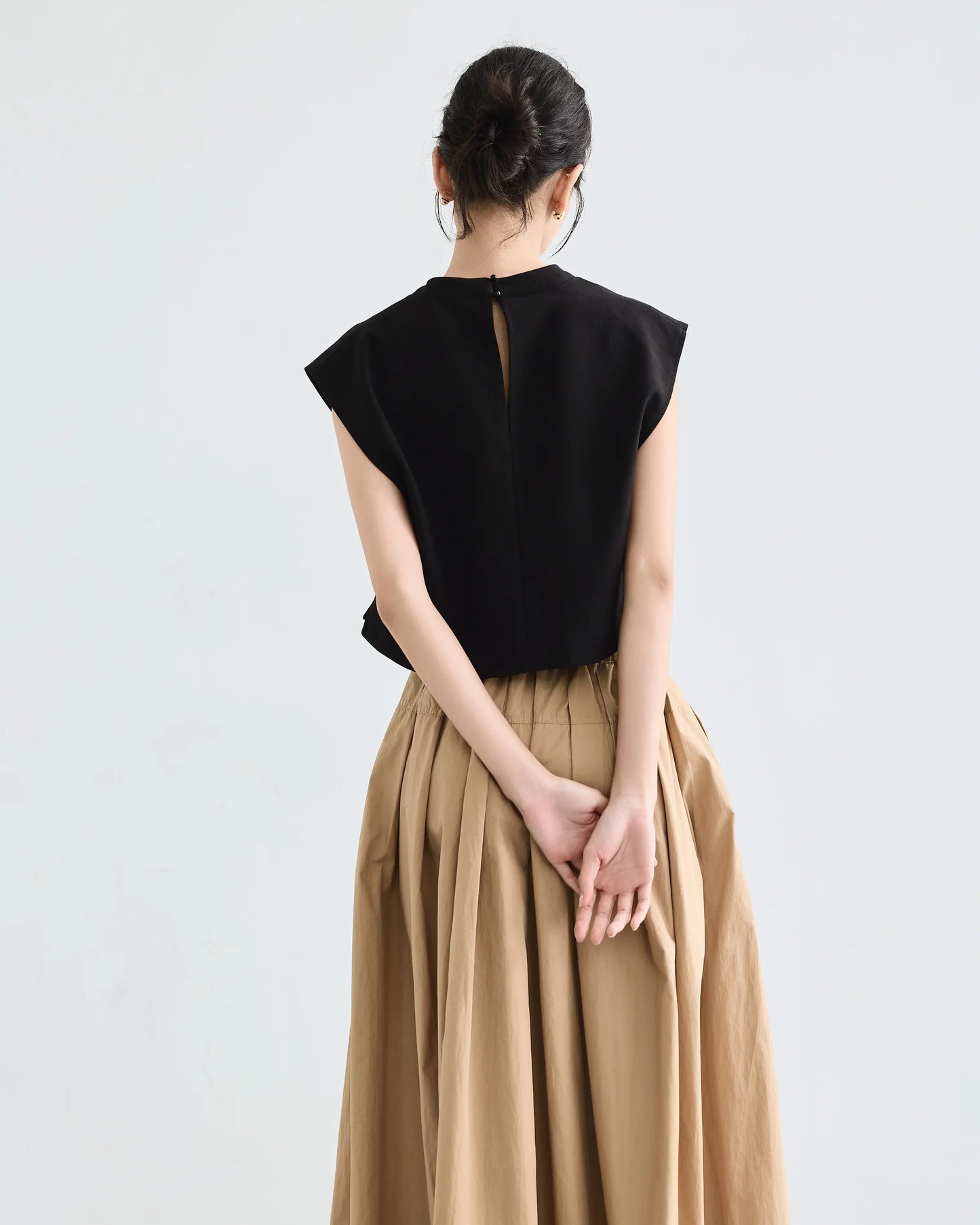Áo crop-top nữ màu đen, không tay - SH9965
