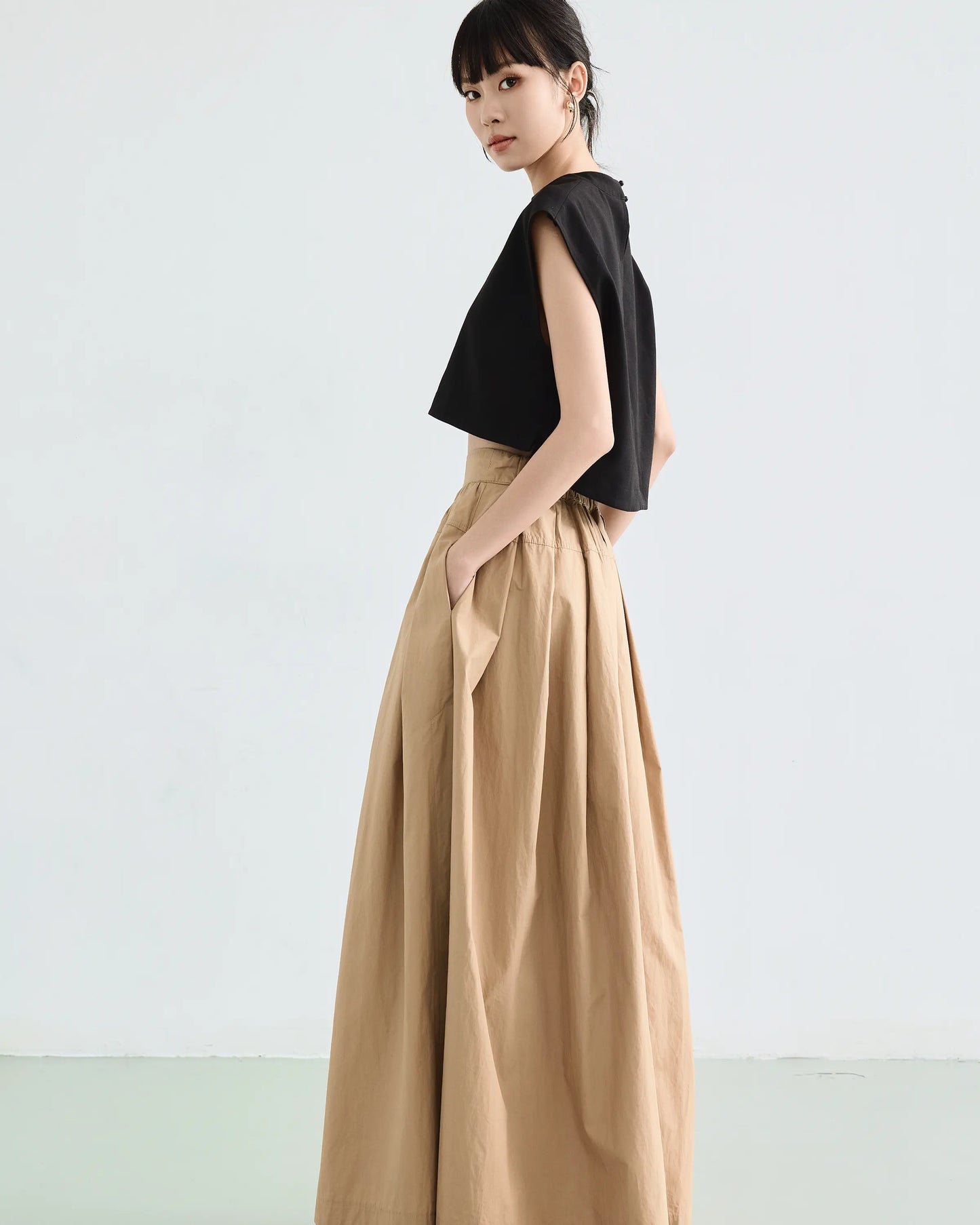 Áo crop-top nữ màu đen, không tay - SH9965