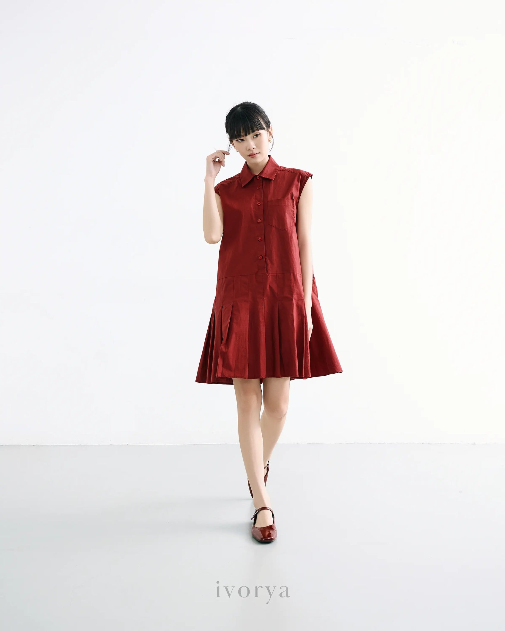 Đầm sơ mi nữ xếp ly ngắn trên gối màu đỏ đô, không tay - YD9957C