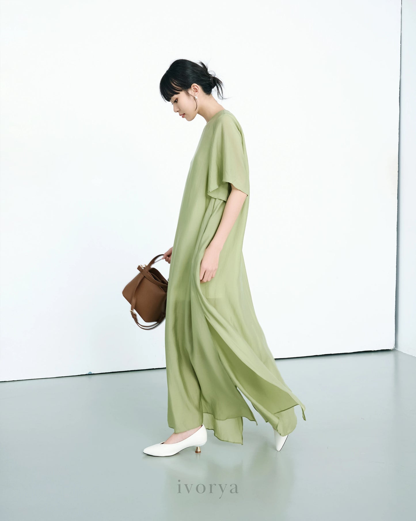 Đầm nữ form rộng màu xanh rêu nhạt xẻ tà bên sườn, kèm dây đai rời - YD9922C