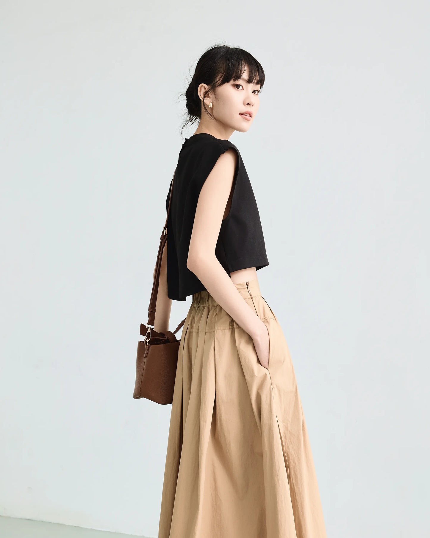 Áo crop-top nữ màu đen, không tay - SH9965