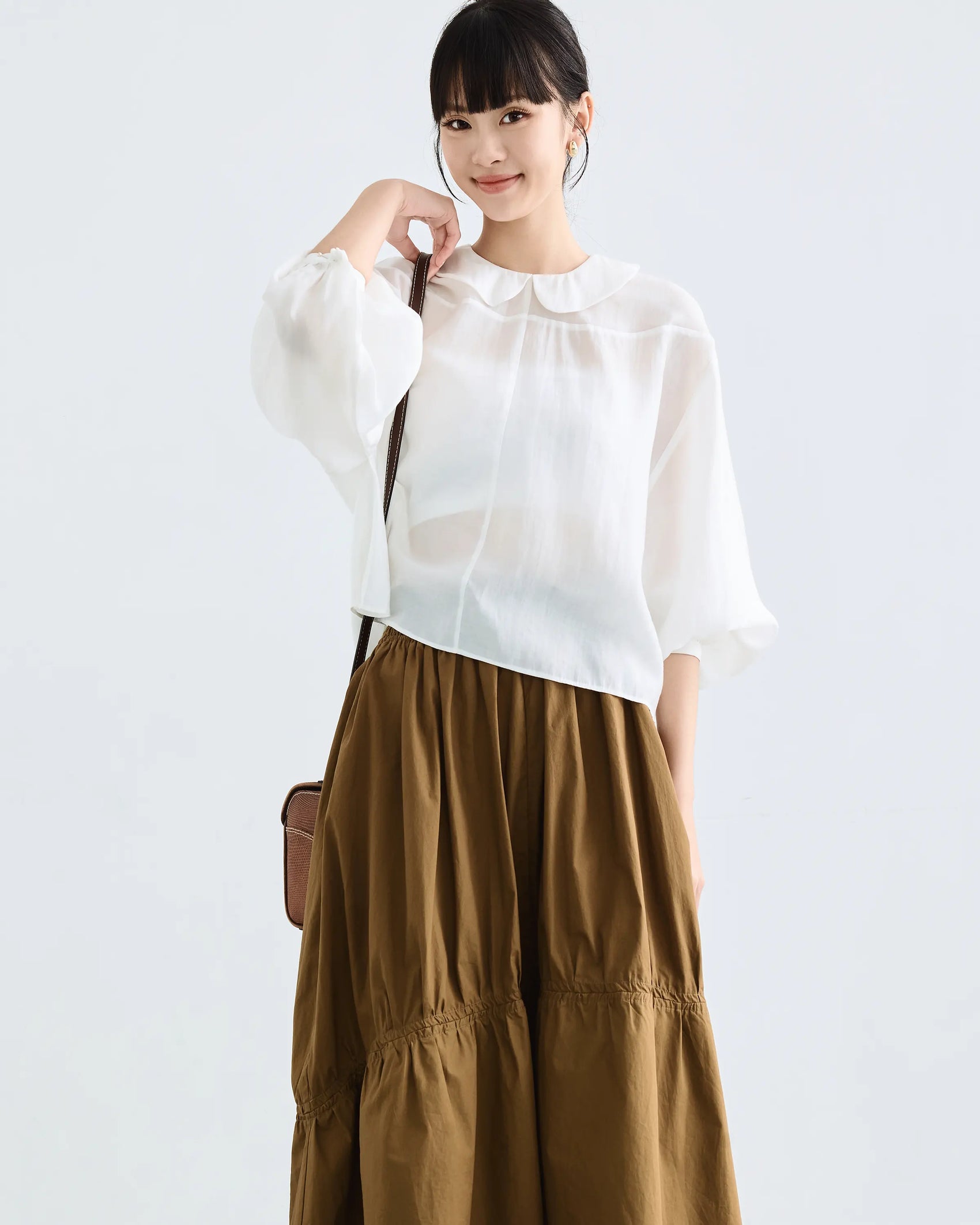 Áo kiểu nữ màu trắng lá cổ tròn và tay dài bo chun cửa tay - SH9911