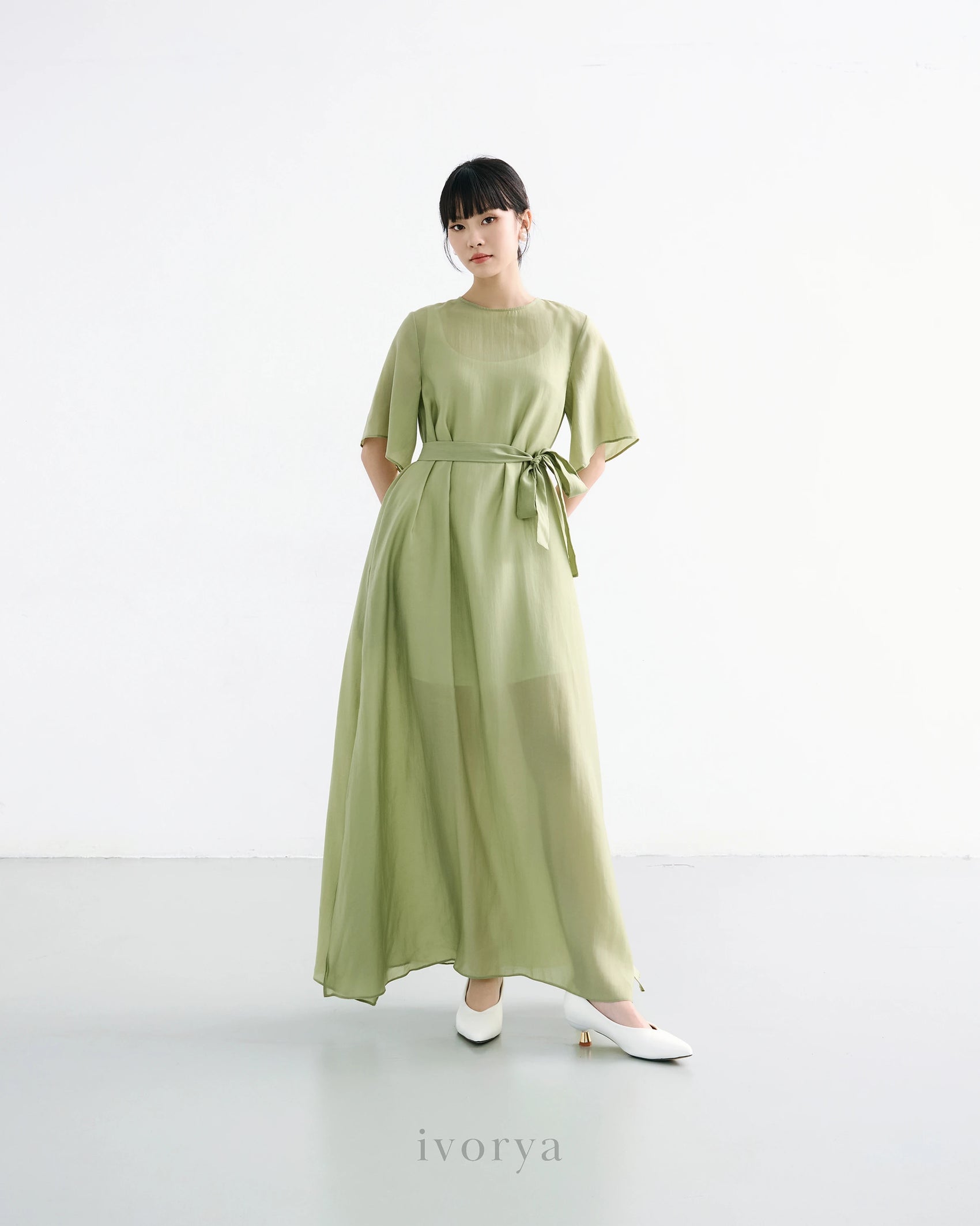 Đầm nữ form rộng màu xanh rêu nhạt xẻ tà bên sườn, kèm dây đai rời - YD9922C