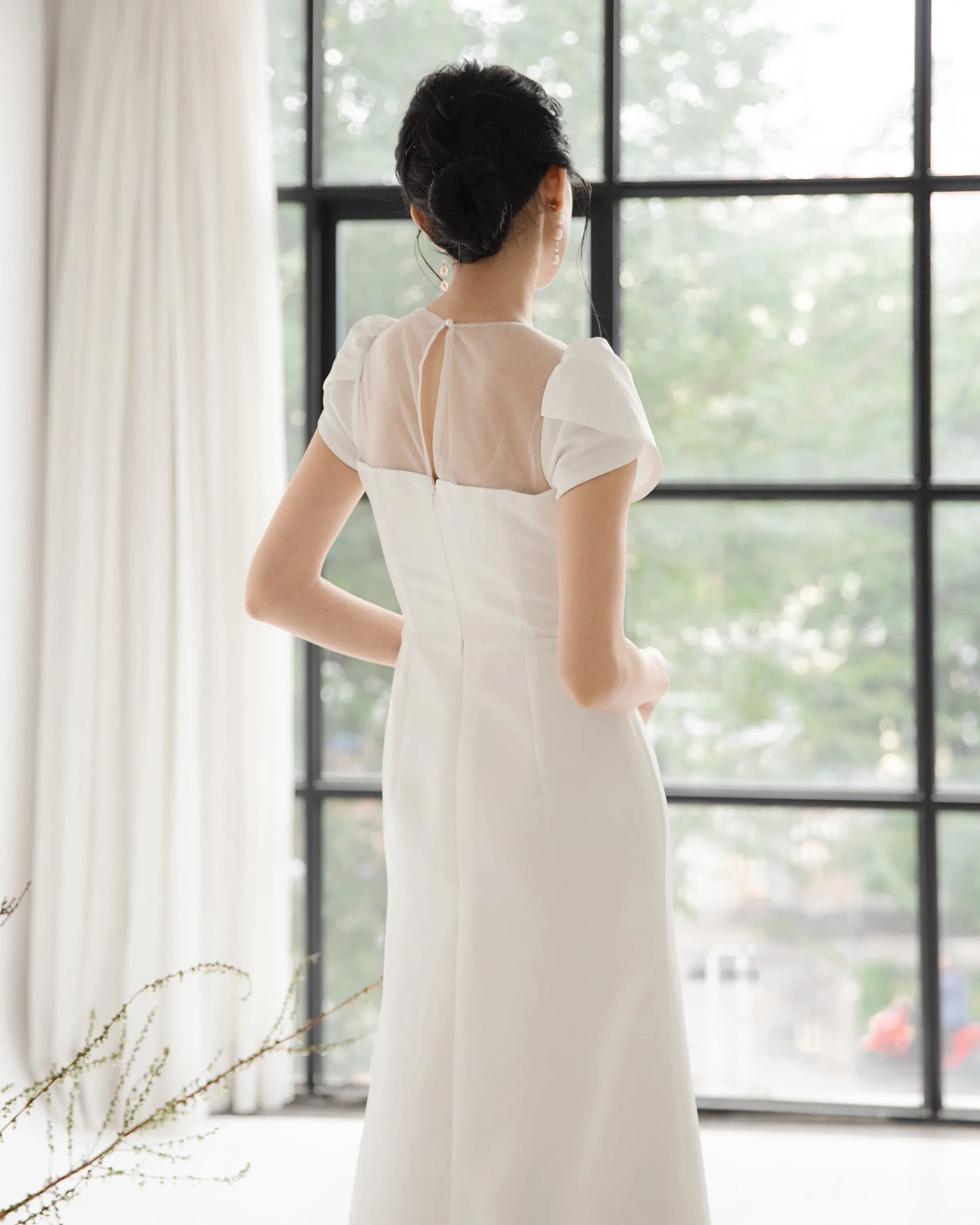 Minimalist wedding dress with the top combining tulle, petal sleeves and A-line skirt - D1870 Regular