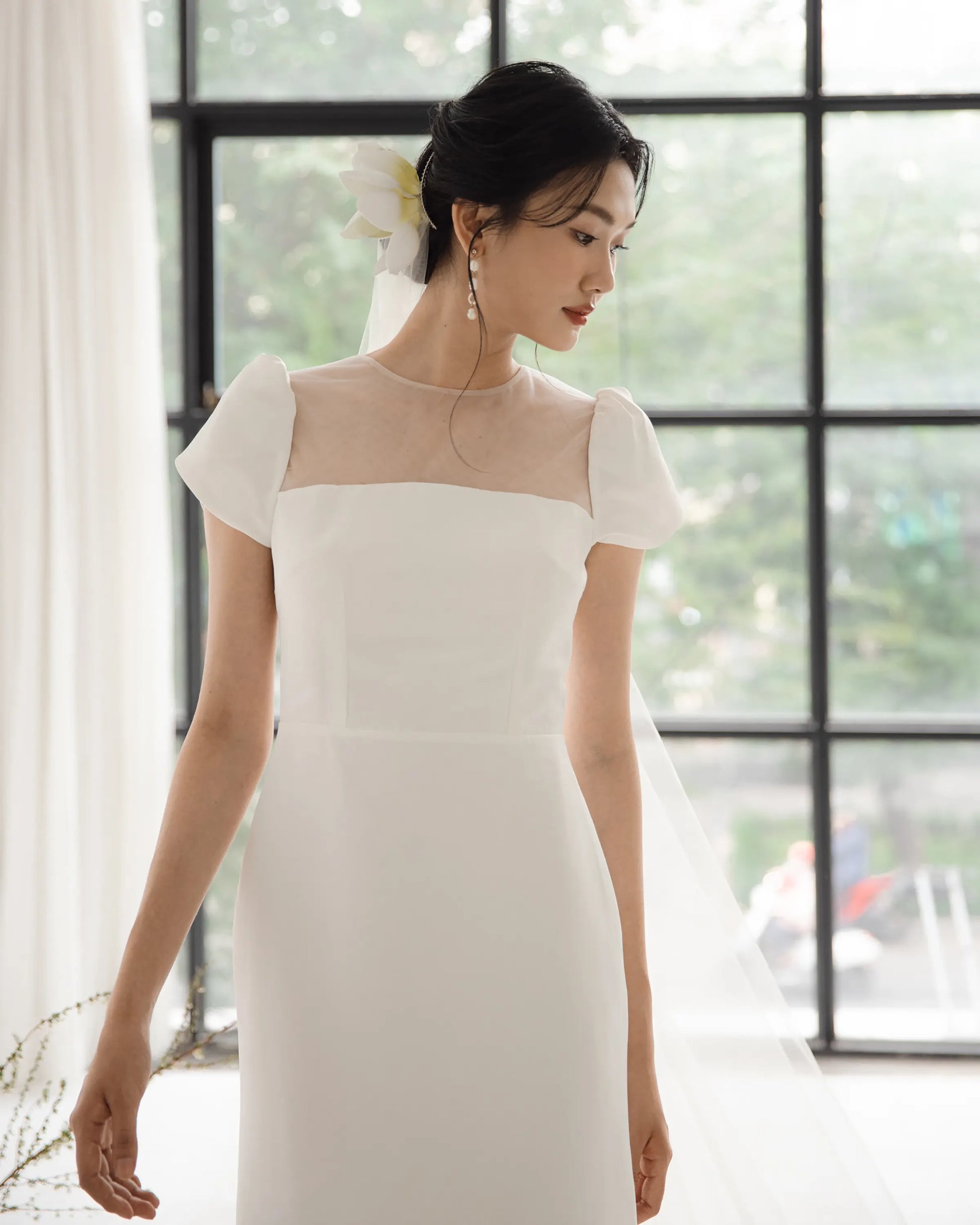 Minimalist wedding dress with the top combining tulle, petal sleeves and A-line skirt - D1870 Regular