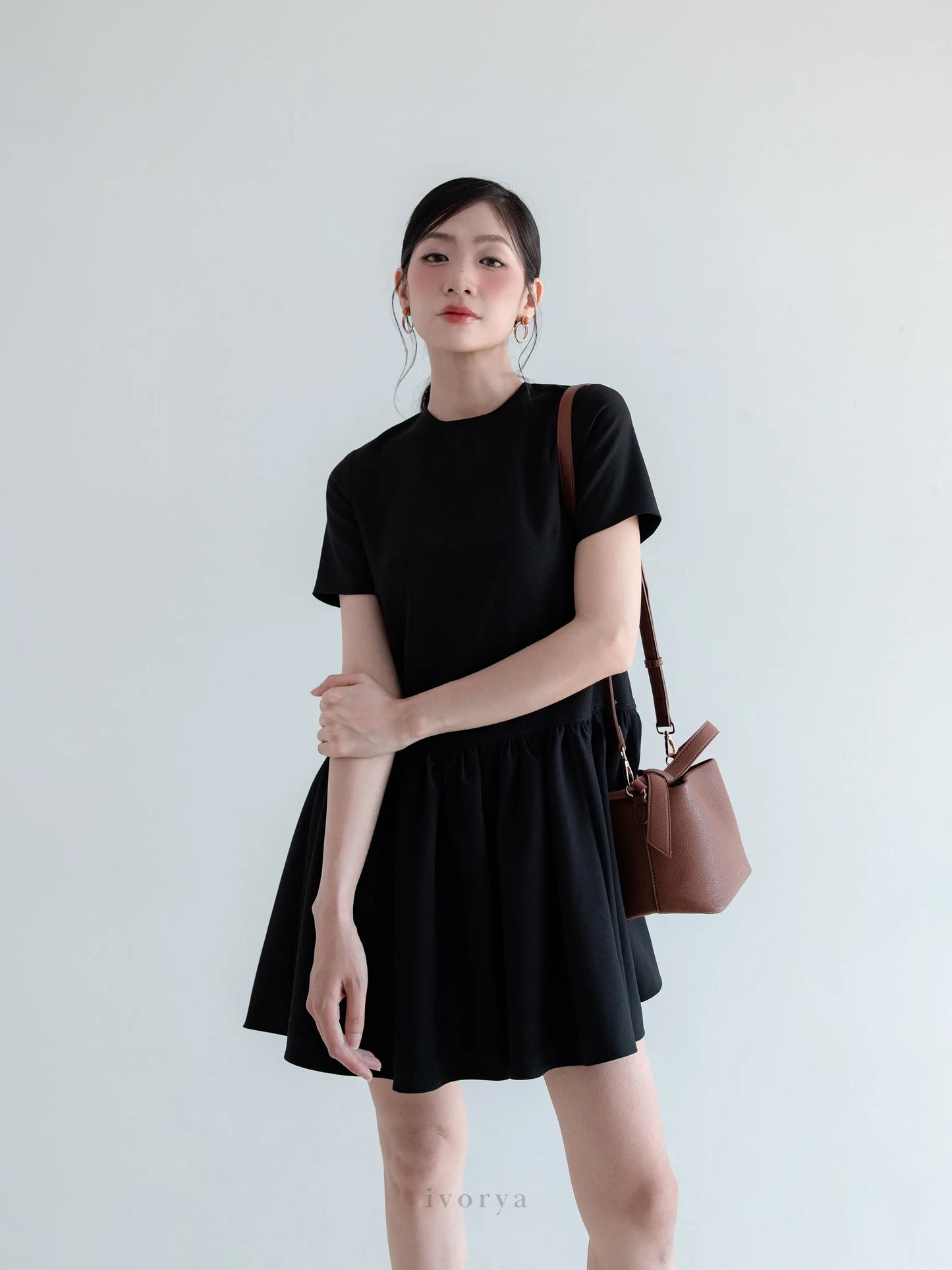 Đầm mini cổ tròn màu đen, tay ngắn và bèo lai nhún nhẹ - YD9861