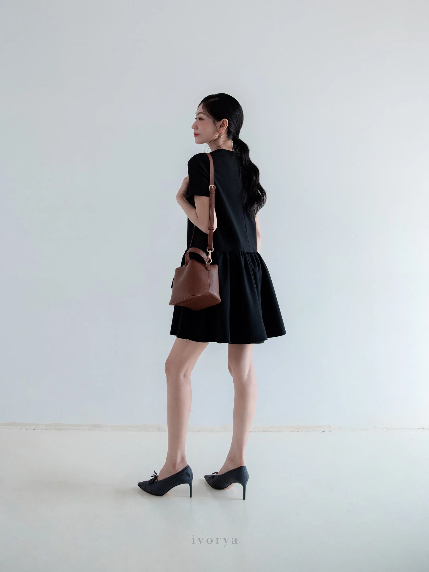 Đầm mini cổ tròn màu đen, tay ngắn và bèo lai nhún nhẹ - YD9861