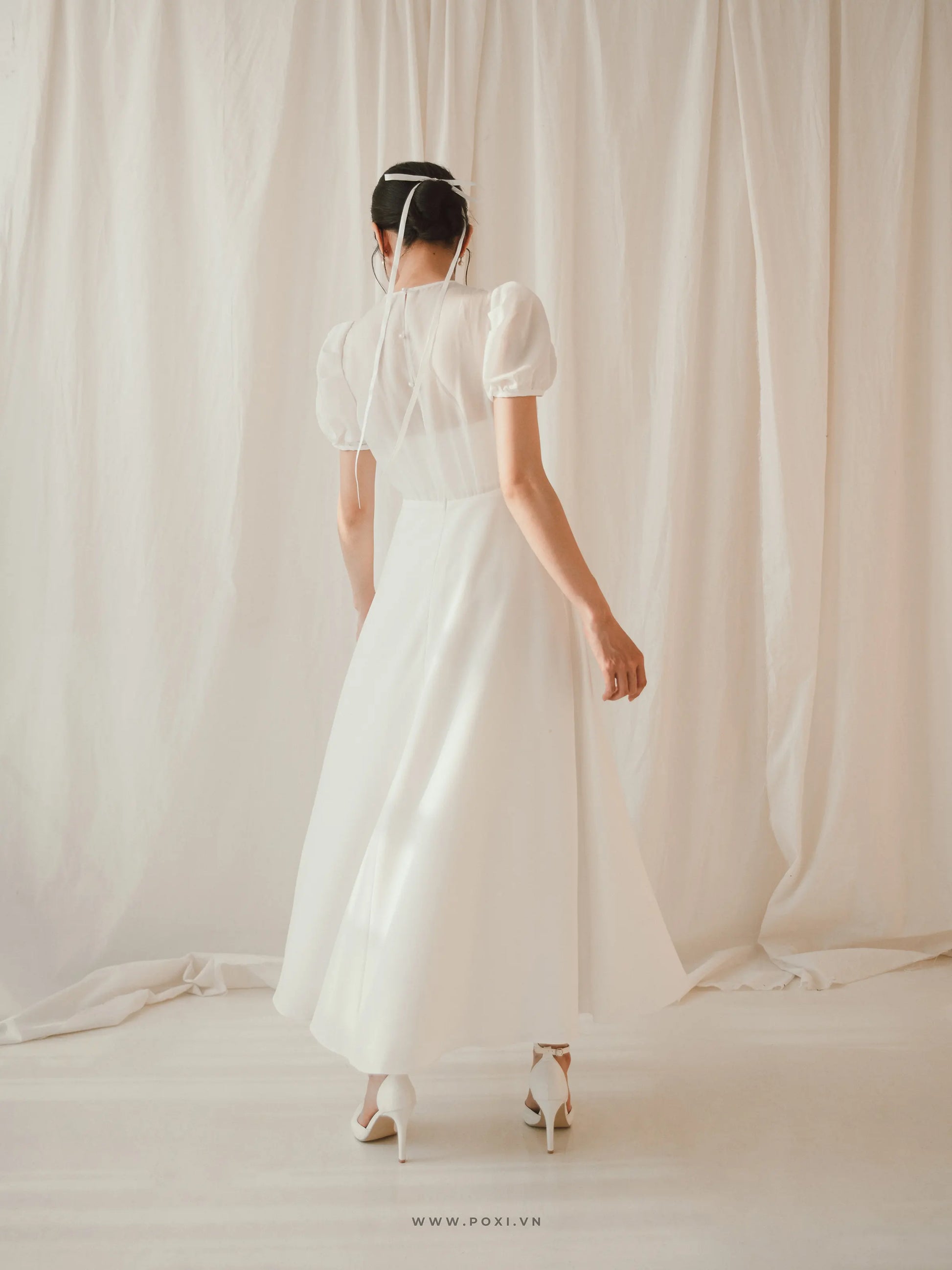 Minimalist wedding dress with crew neck, short sleeves and A line skirt - D1962 Regular