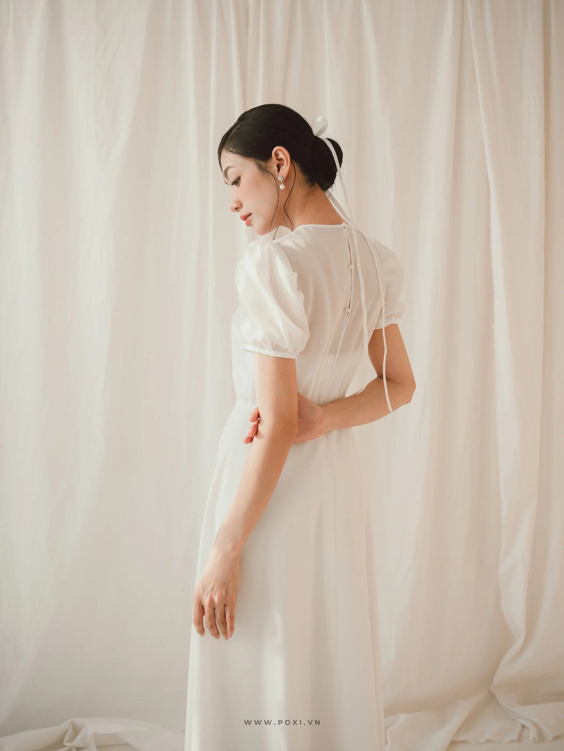Minimalist wedding dress with crew neck, short sleeves and A line skirt - D1962 Regular