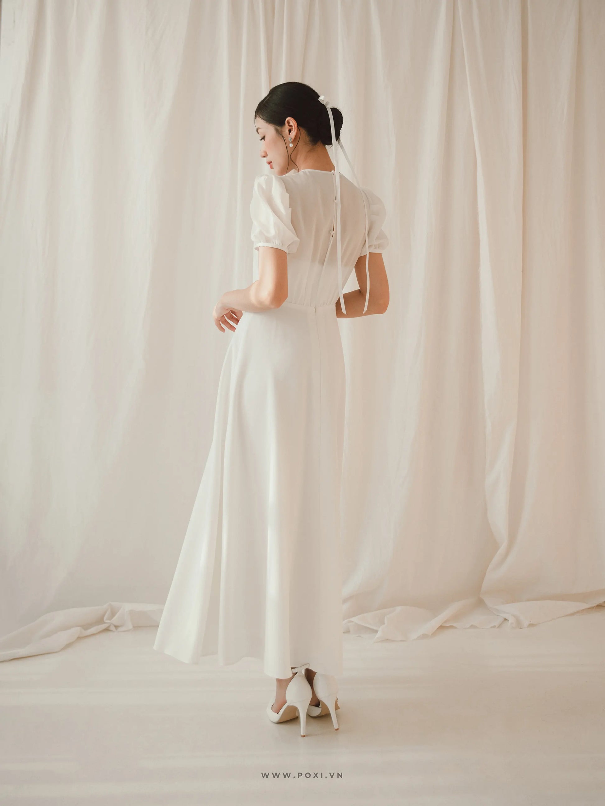 Minimalist wedding dress with crew neck, short sleeves and A line skirt - D1962 Regular