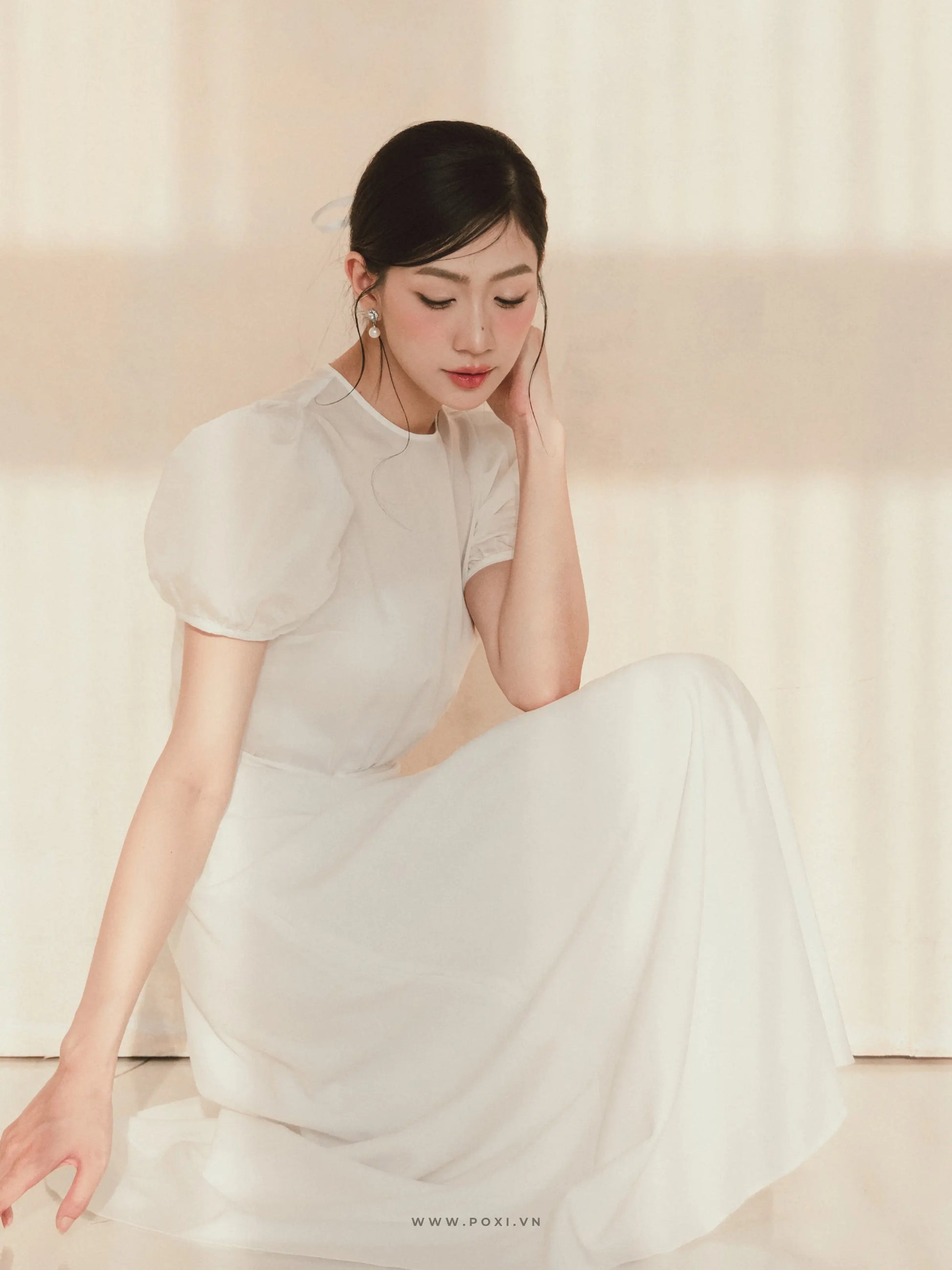 Minimalist wedding dress with crew neck, short sleeves and A line skirt - D1962 Regular