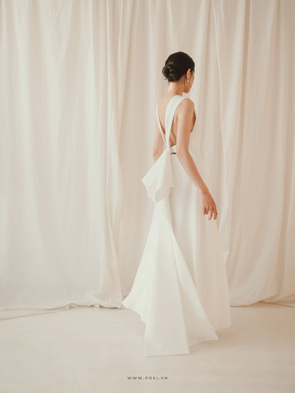 Đầm cổ tròn không tay cut-out lưng sau - F10 Regular