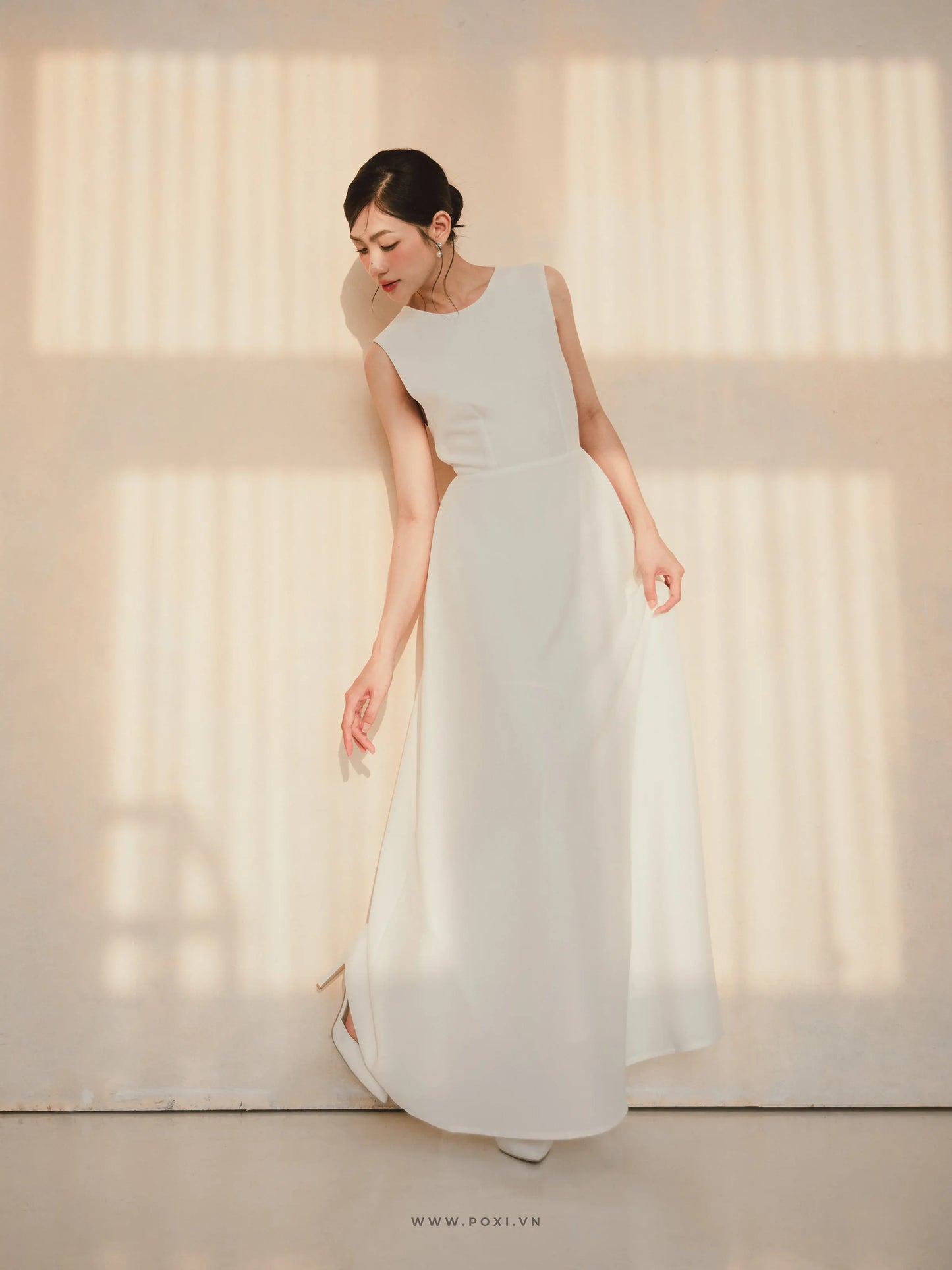 Đầm cổ tròn không tay cut-out lưng sau - F10 Regular