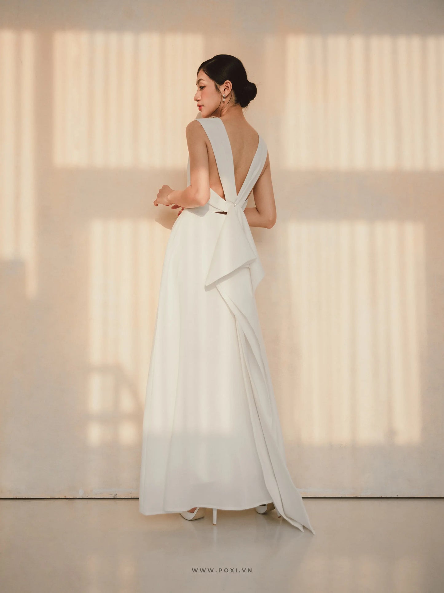 Đầm cổ tròn không tay cut-out lưng sau - F10 Regular