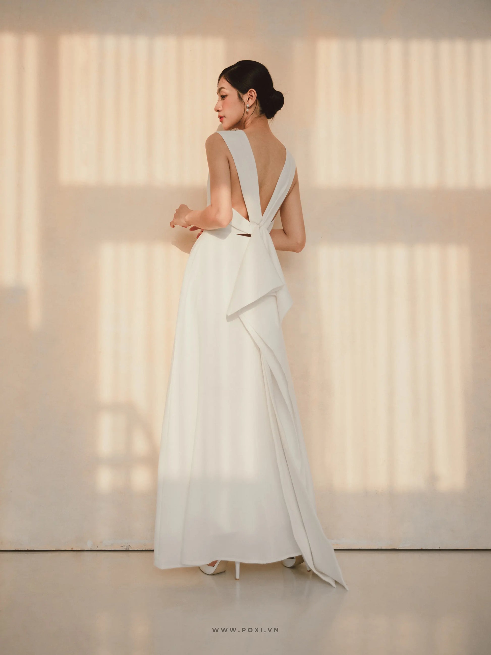 Đầm cổ tròn không tay cut-out lưng sau - F10 Regular