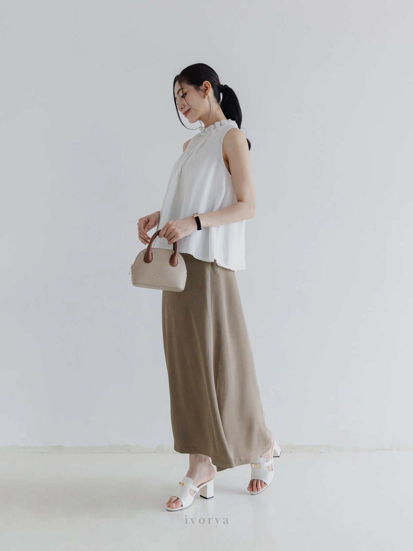 Áo kiểu nữ màu trắng không tay, cổ bèo nhún 2 tầng - SH9881