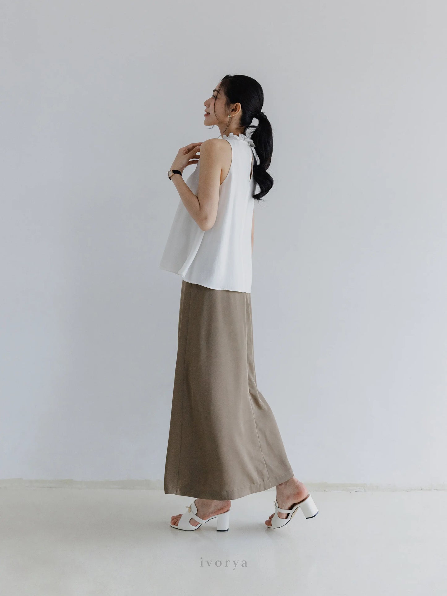 Áo kiểu nữ màu trắng không tay, cổ bèo nhún 2 tầng - SH9881
