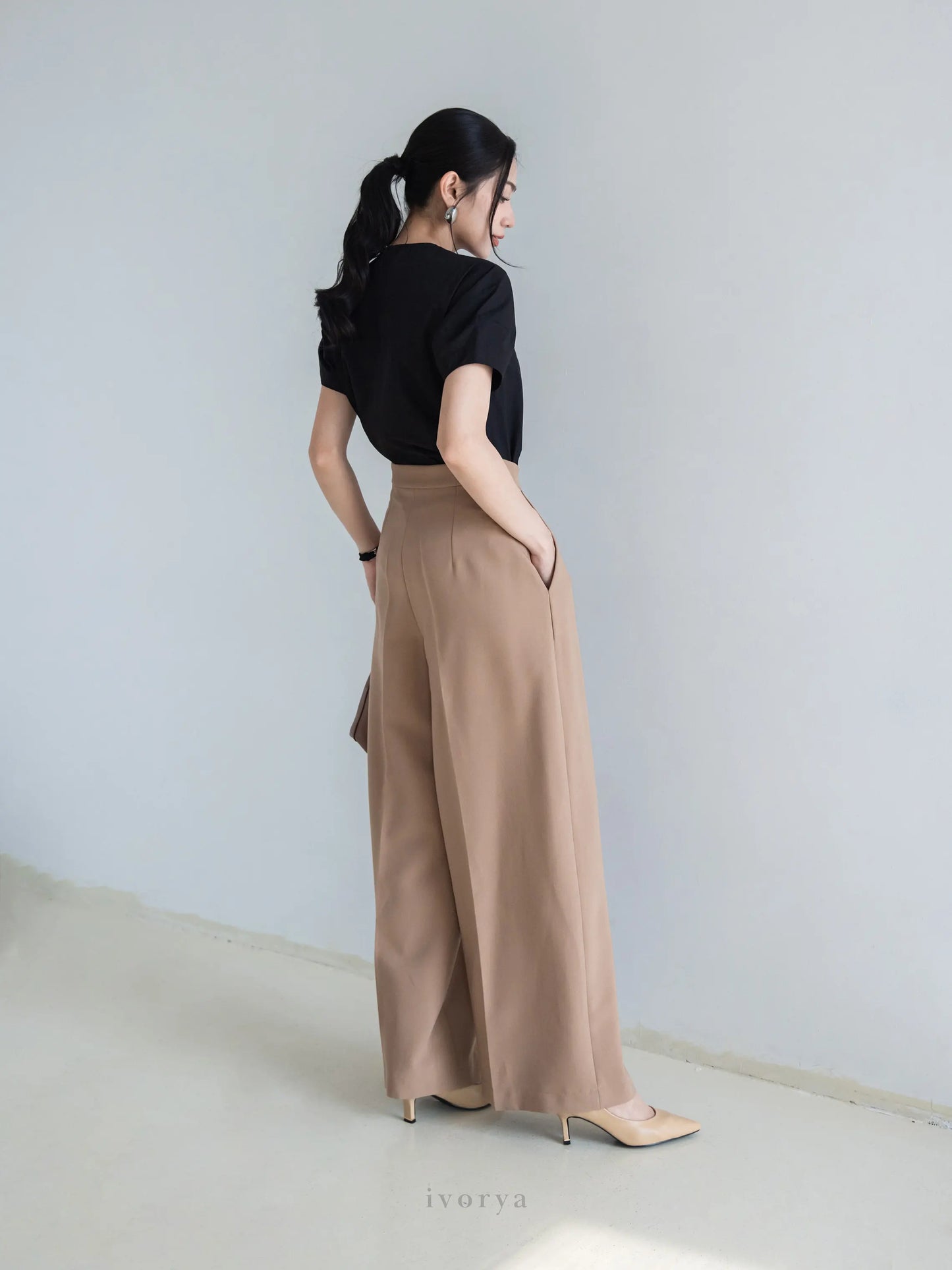 Áo nữ cơ bản màu đen, cổ tròn và tay ngắn - SH9921B
