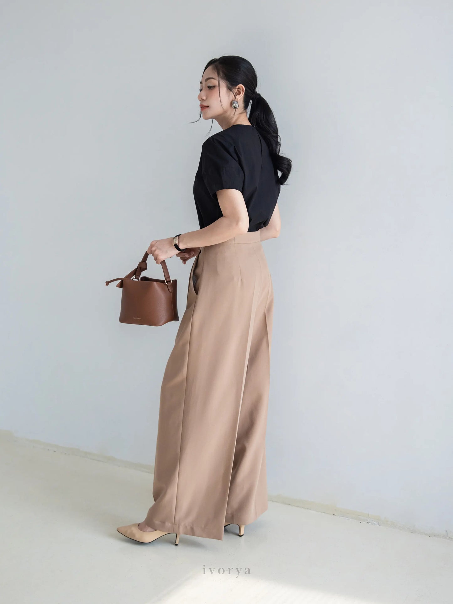 Áo nữ cơ bản màu đen, cổ tròn và tay ngắn - SH9921B