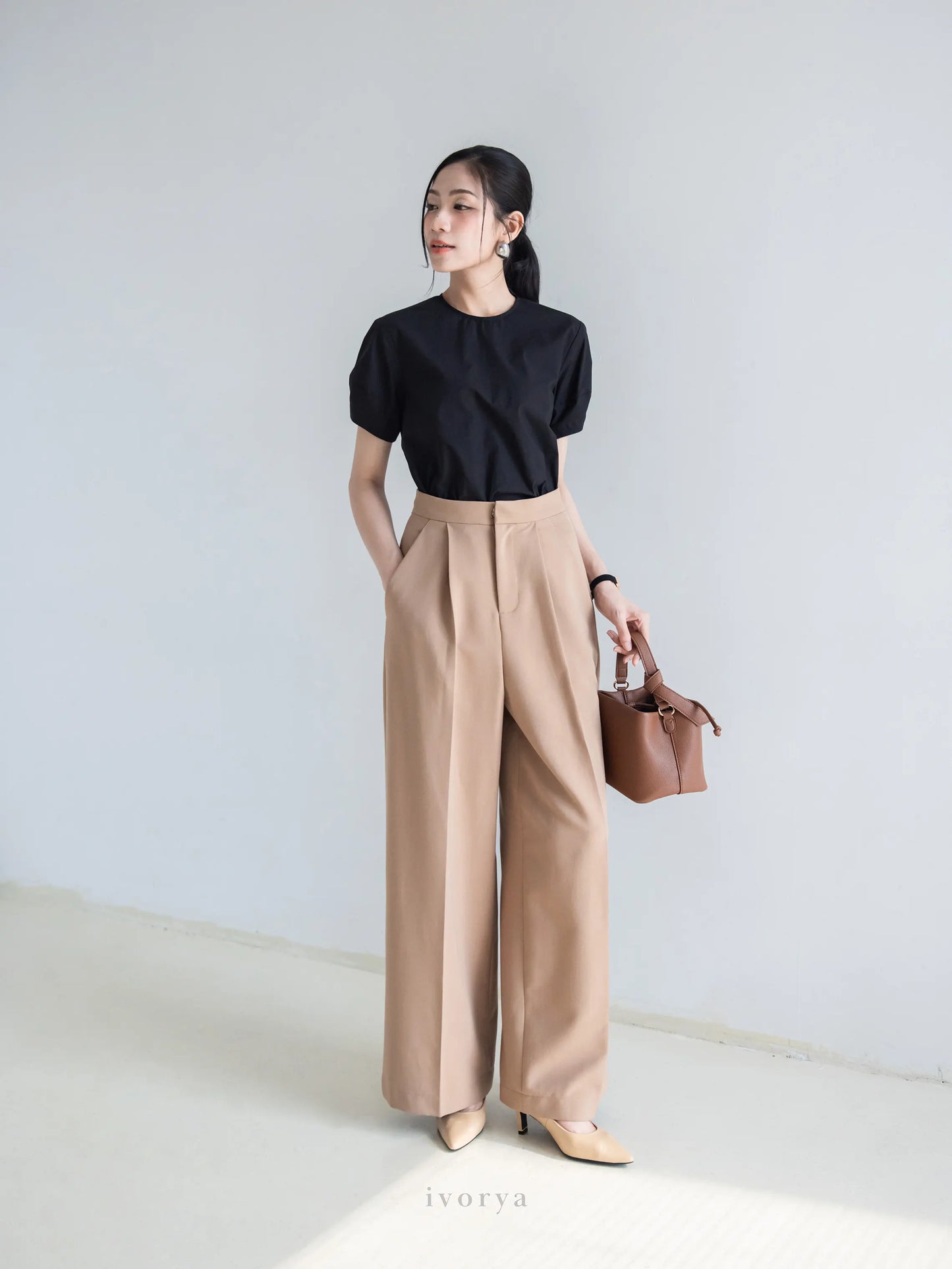 Áo nữ cơ bản màu đen, cổ tròn và tay ngắn - SH9921B