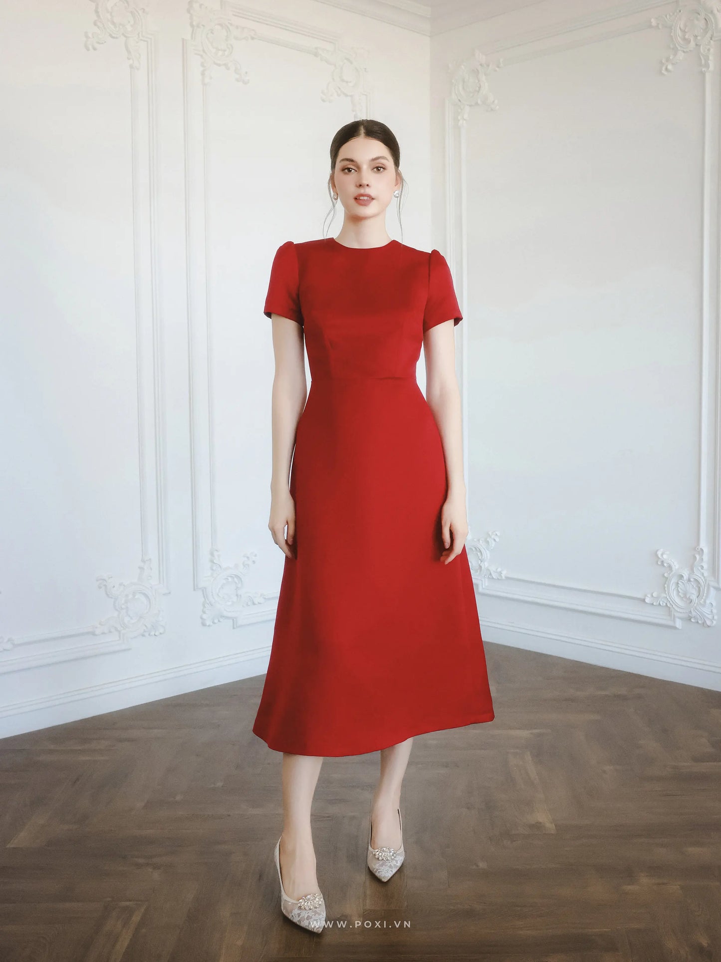 Đầm cổ tròn tay ngắn nhún nhẹ đầu vai, cài nút giữa lưng sau - D1500D