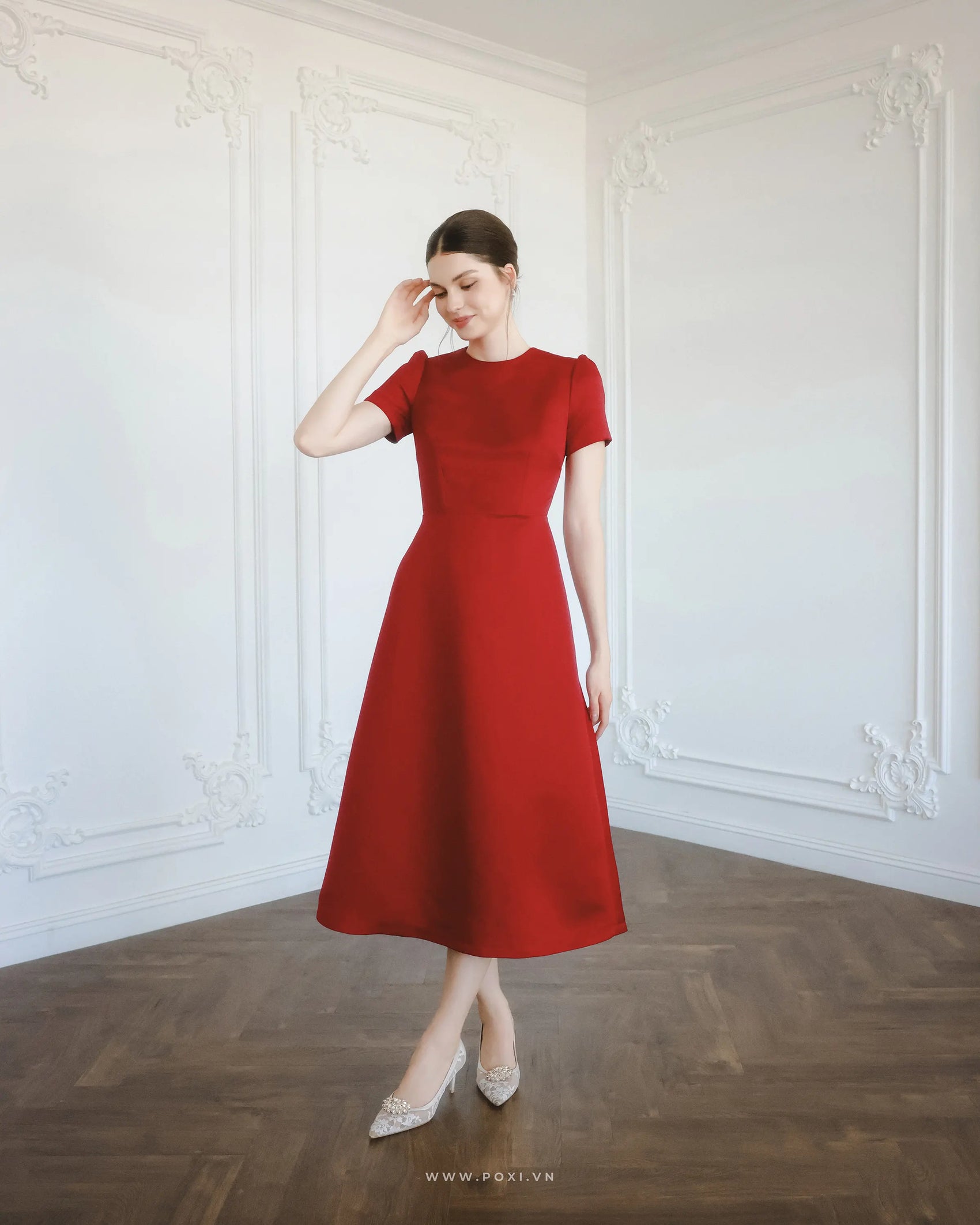 Đầm cổ tròn tay ngắn nhún nhẹ đầu vai, cài nút giữa lưng sau - D1500D