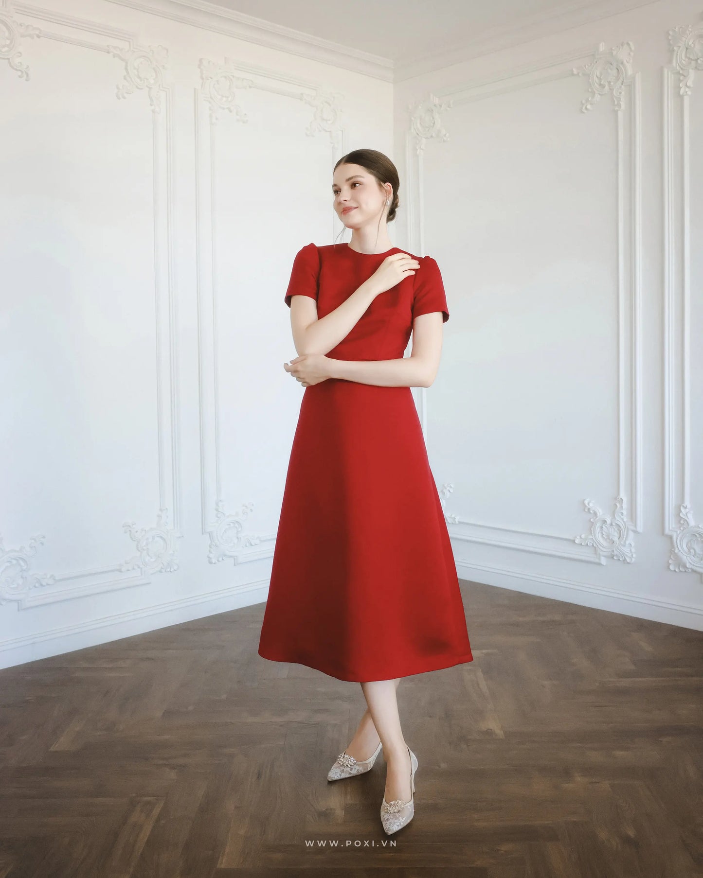 Đầm cổ tròn tay ngắn nhún nhẹ đầu vai, cài nút giữa lưng sau - D1500D