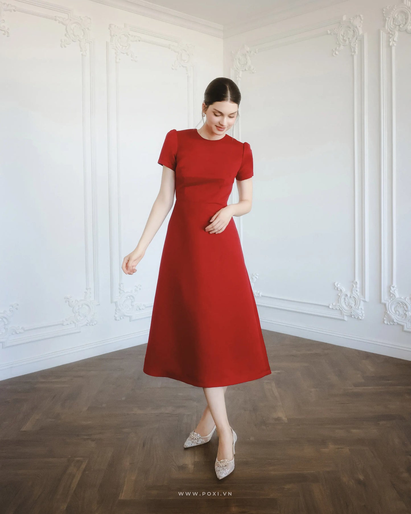 Đầm cổ tròn tay ngắn nhún nhẹ đầu vai, cài nút giữa lưng sau - D1500D