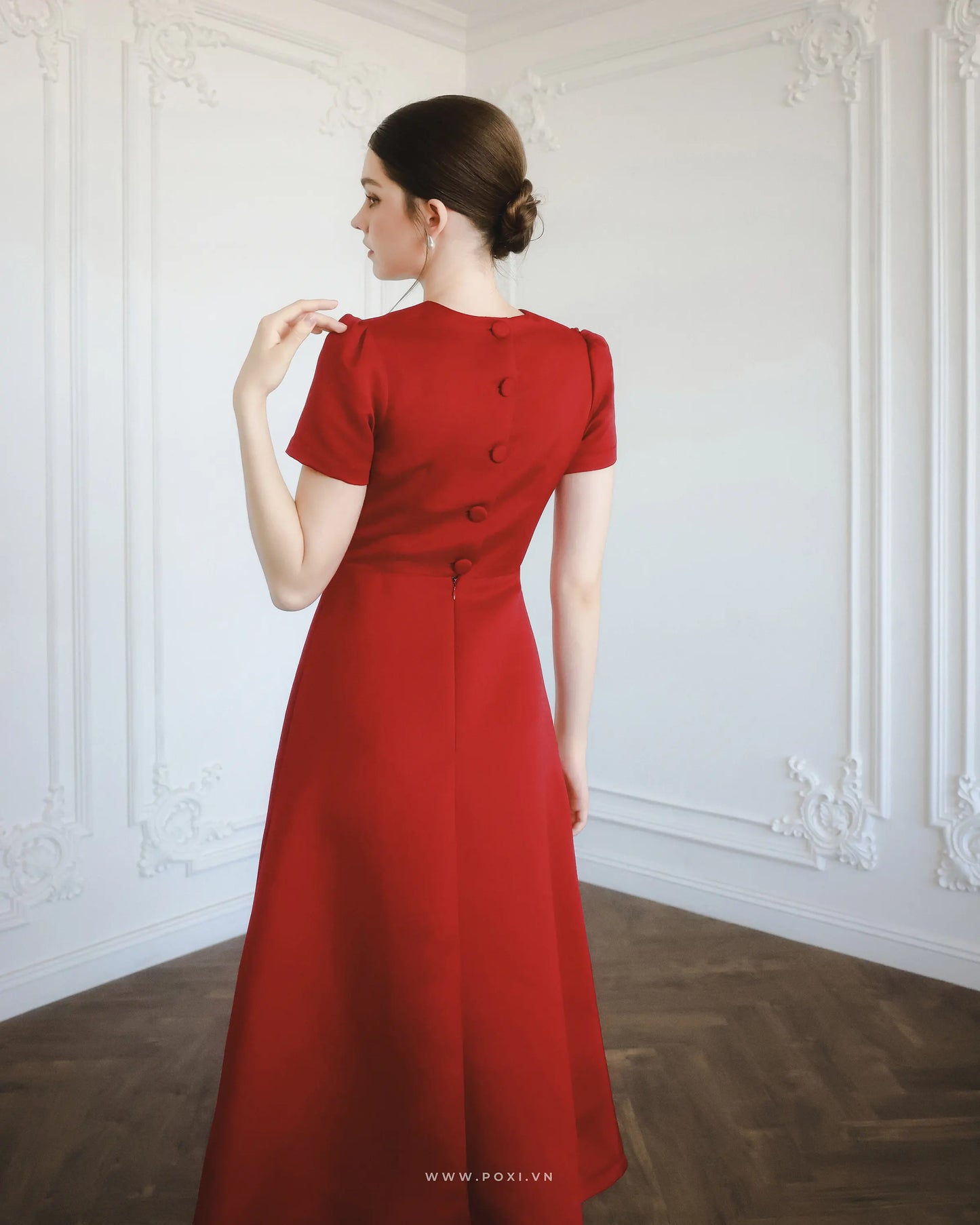 Đầm cổ tròn tay ngắn nhún nhẹ đầu vai, cài nút giữa lưng sau - D1500D