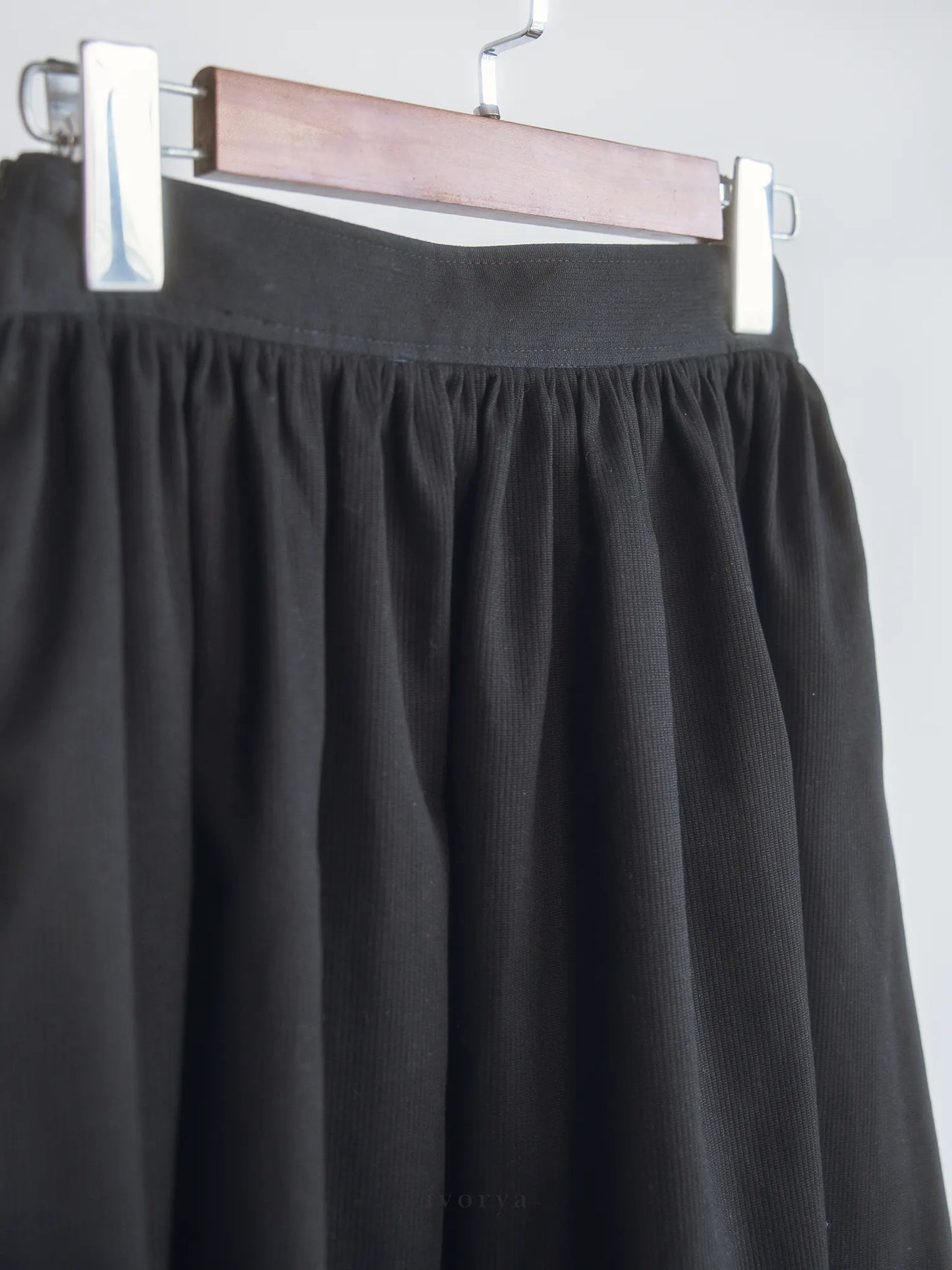 Chân váy midi màu đen cơ bản - SK9944