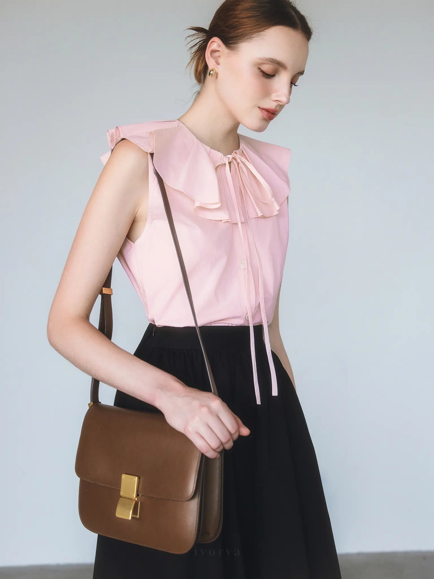 Áo sơ mi màu hồng cổ tròn có bèo cổ xếp ly và không tay - SH9963