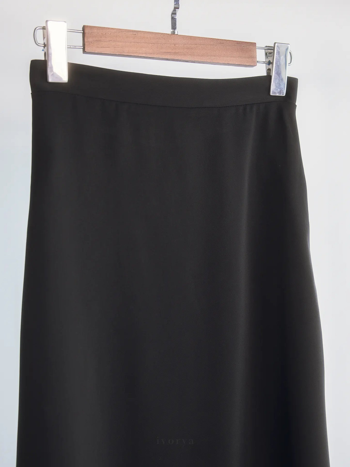 Chân váy chữ A satin màu đen - SK9978