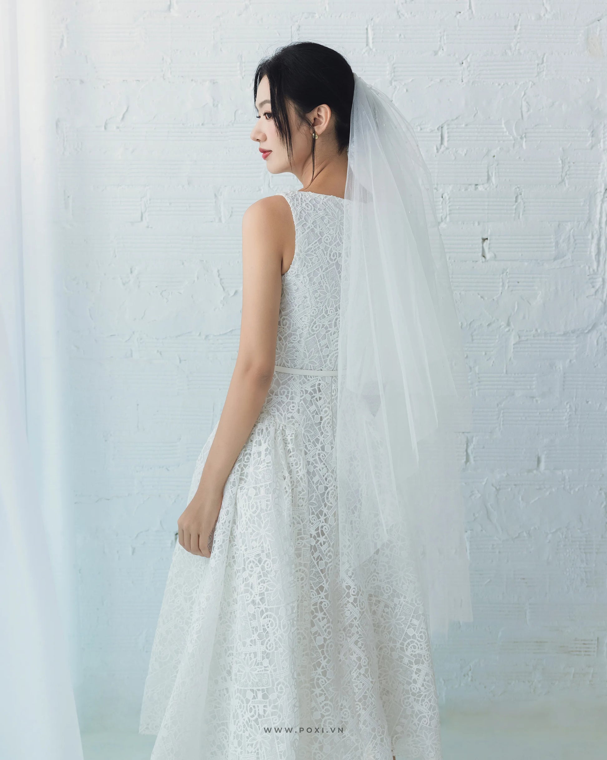 Đầm ren cổ tròn không tay, váy xòe xếp nhún 2 bên sườn - D1895