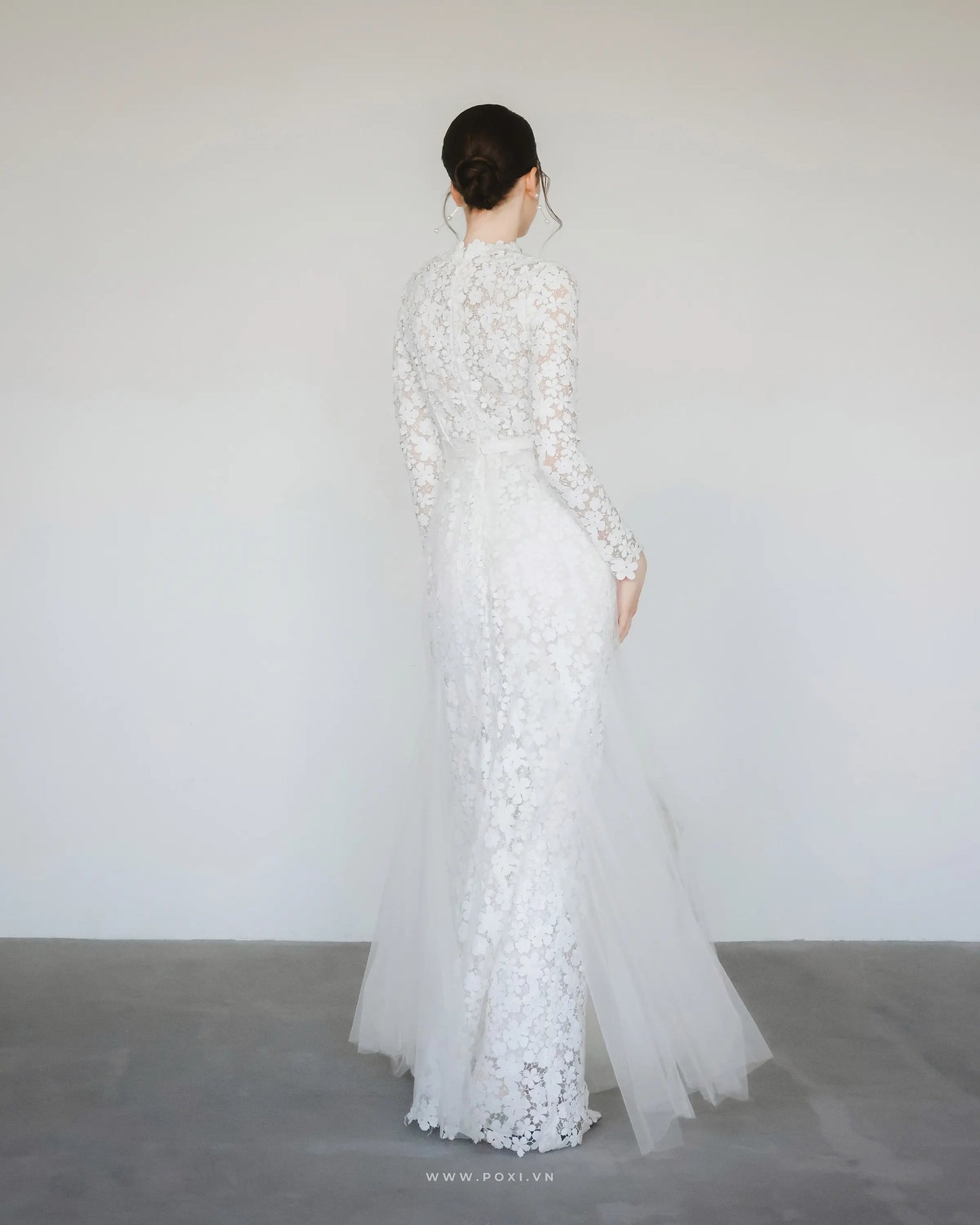Đầm ren cổ tròn tay dài, dáng váy Aline phối tùng lưới xòe - D1536