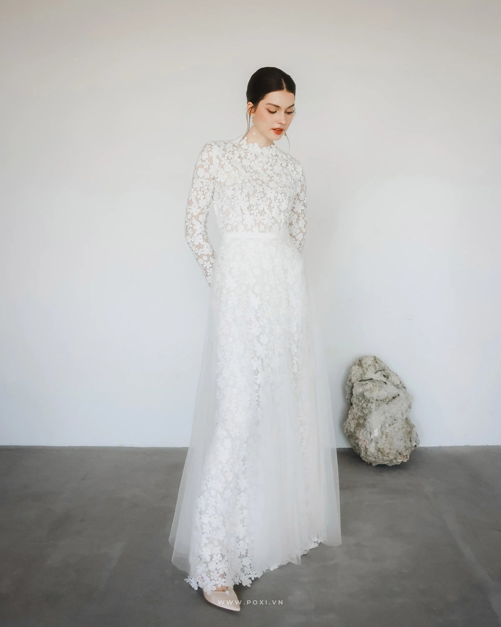 Đầm ren cổ tròn tay dài, dáng váy Aline phối tùng lưới xòe - D1536